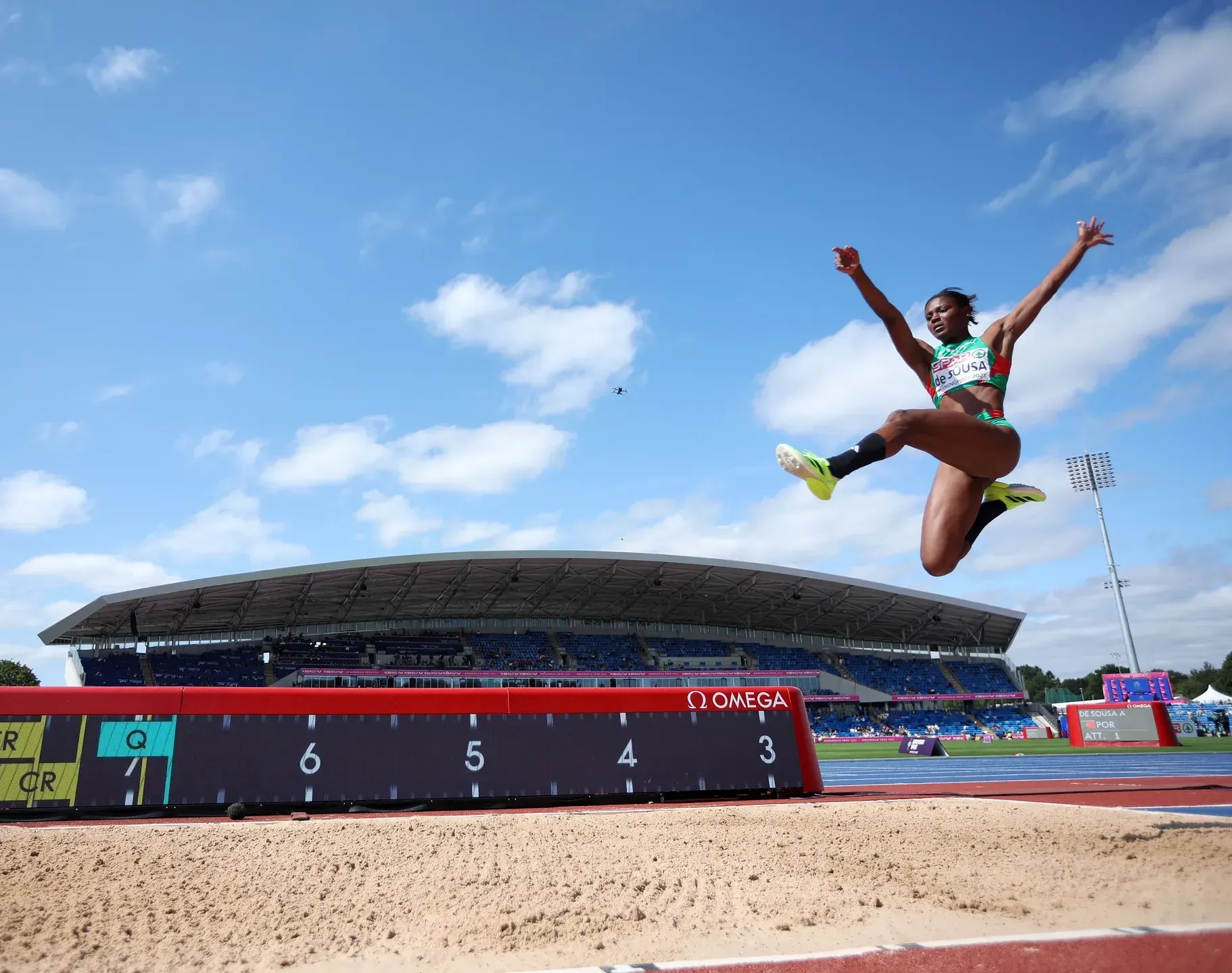 Agate de Sousa na final do salto em comprimento