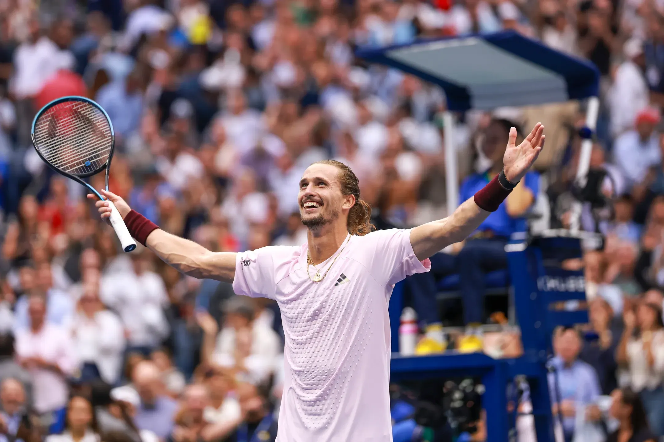 Novo n.º 1 mundial Zverev avança em Xangai
