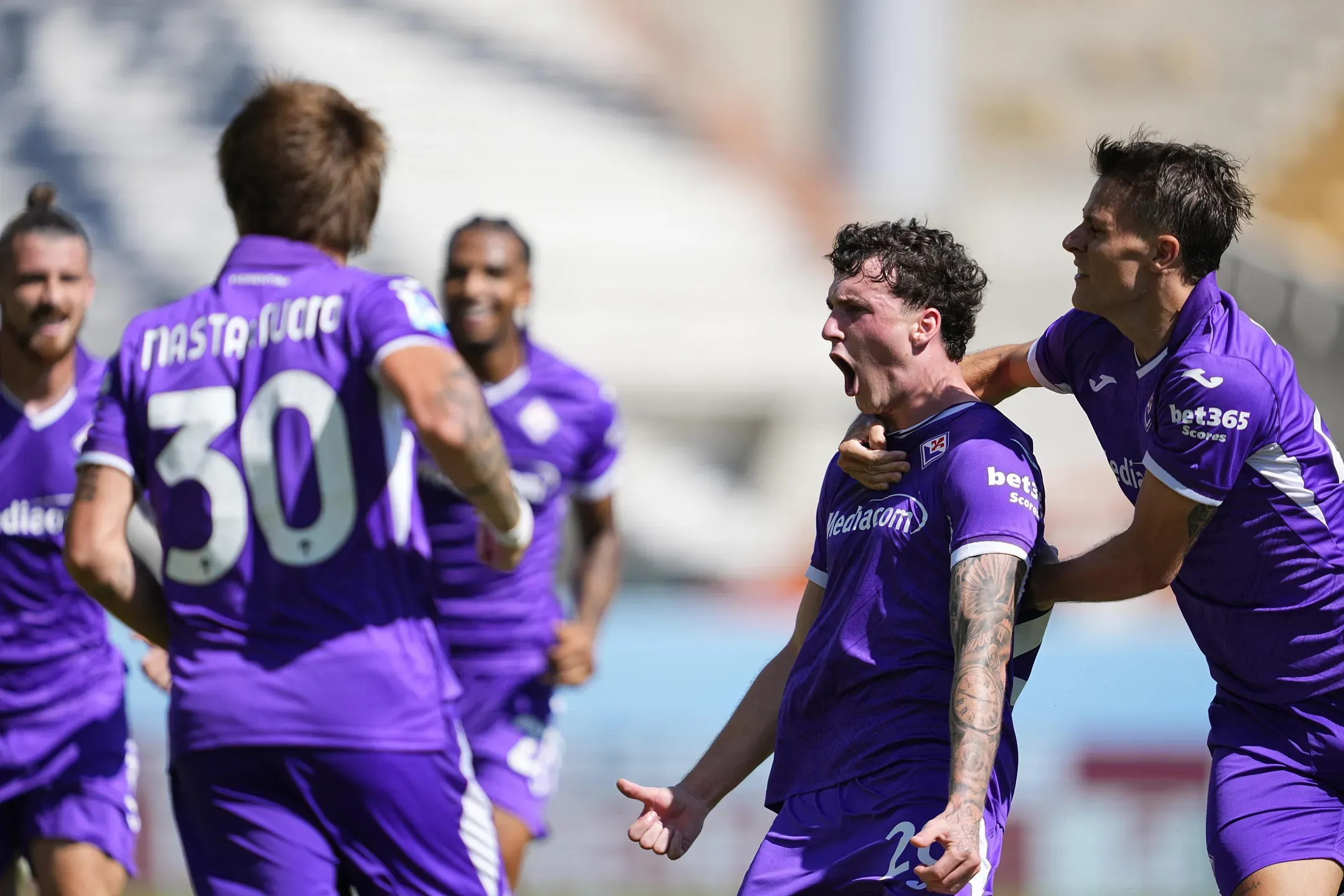 Fiorentina trava Nápoles em Florença