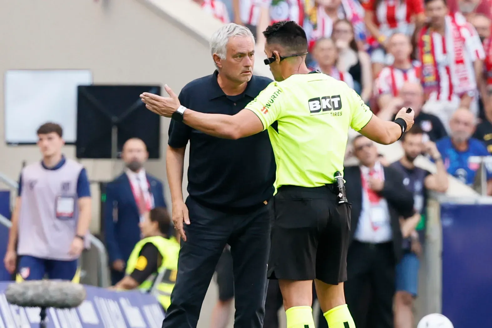 Mourinho perde dérbi e atira-se à arbitragem