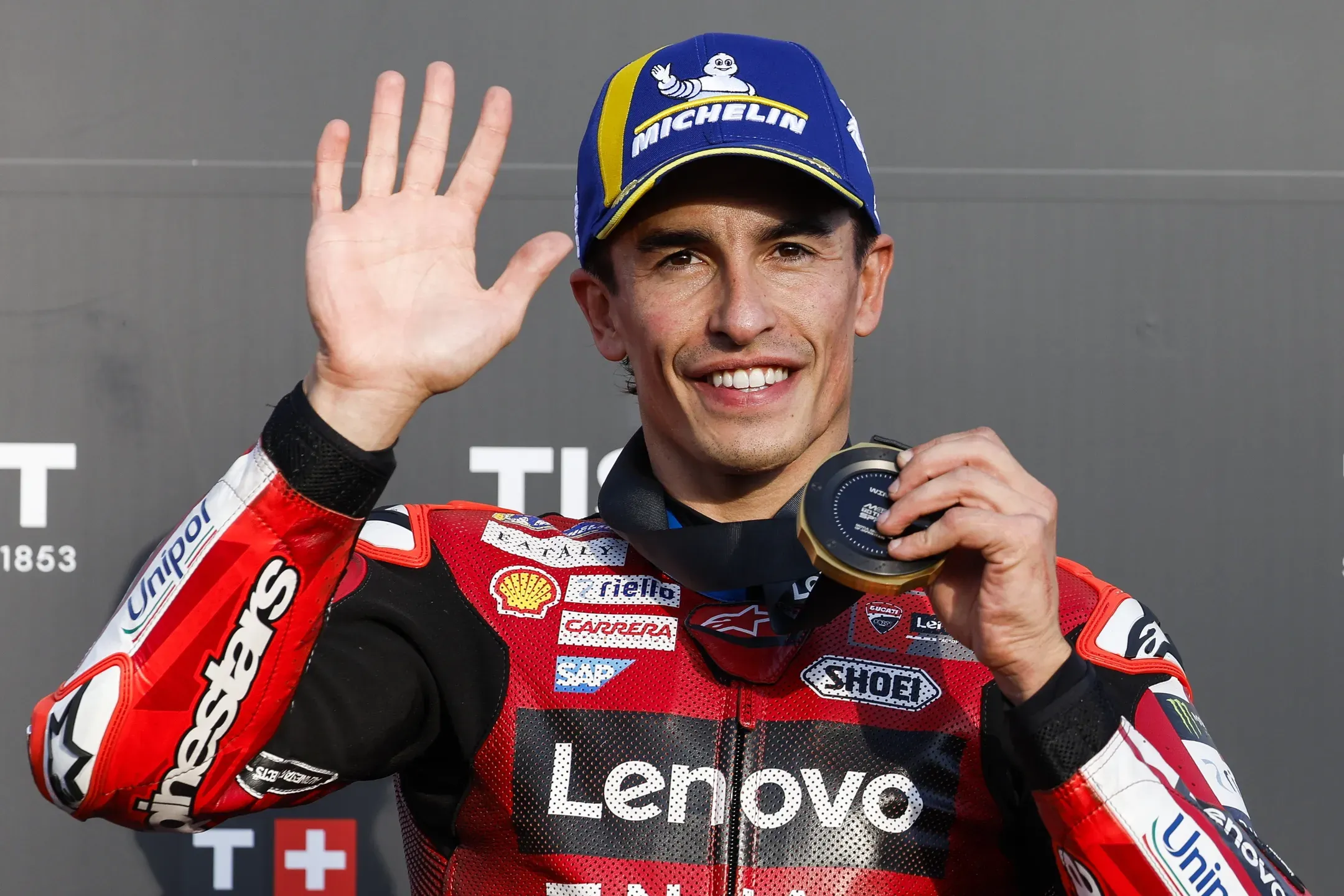 Marc Marquéz vence sprint e sobe à liderança