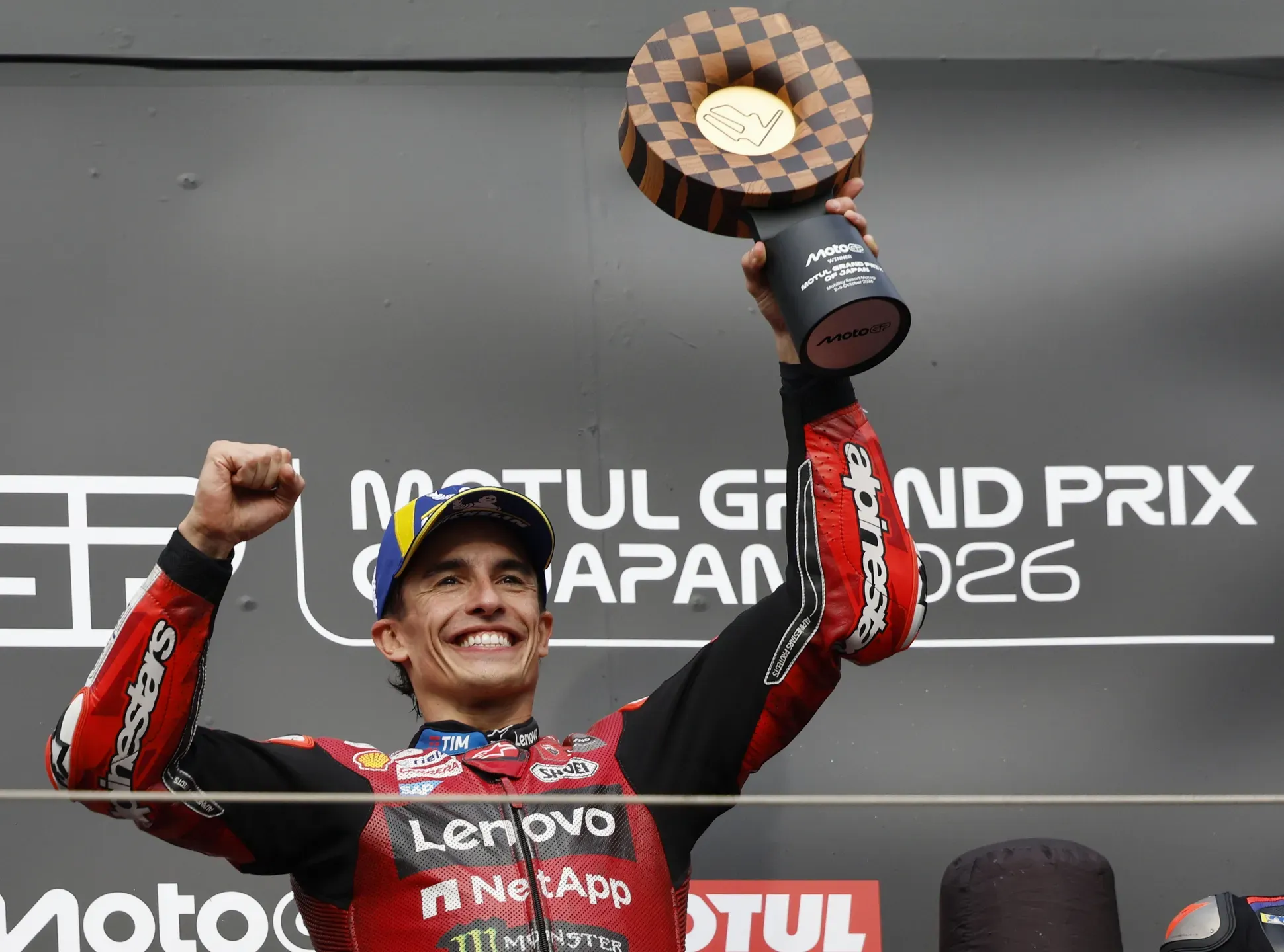Marc Marquéz vence e cola-se a Jorge Martín