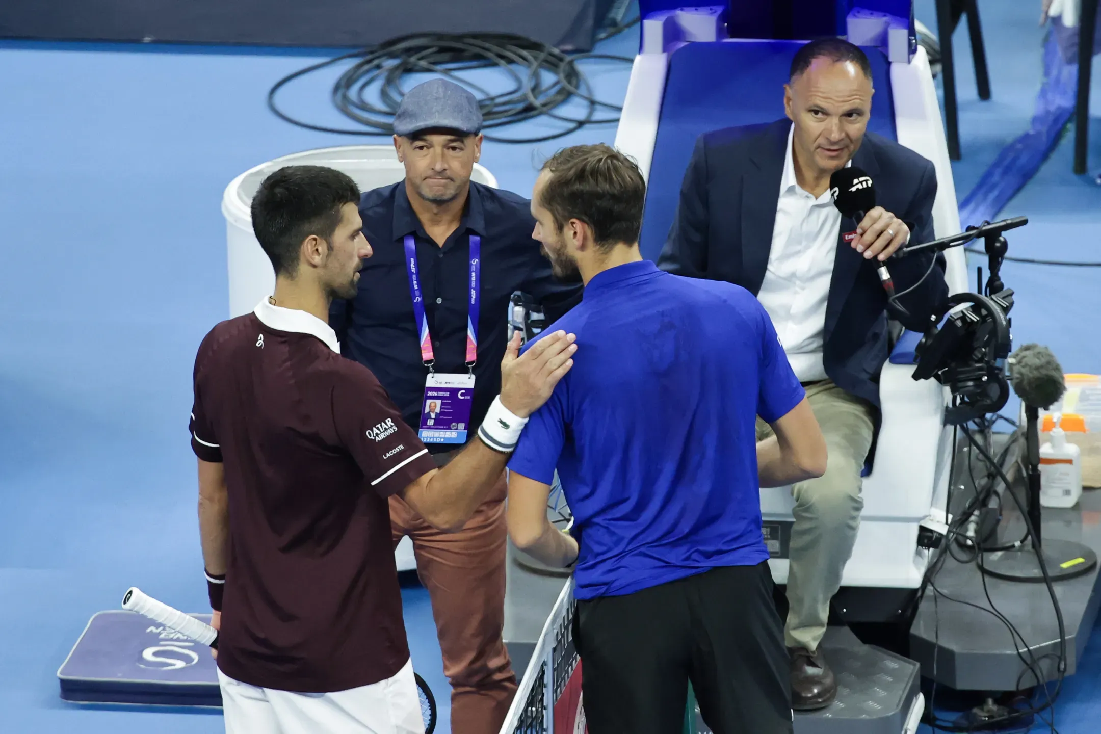 Djokovic na final após desqualificação de Medvedev