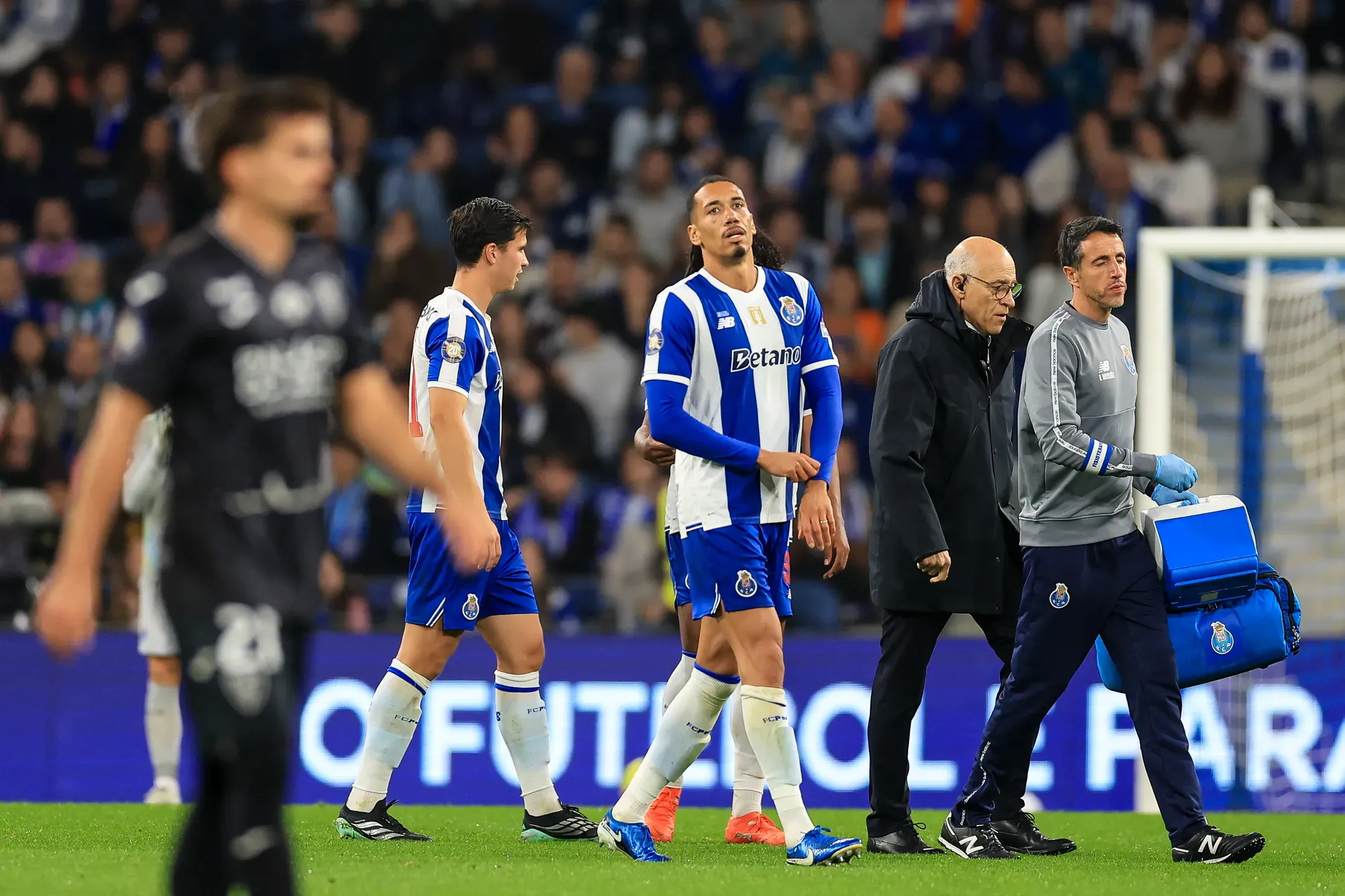 Oficial: Farioli perde defesa por lesão prolongada