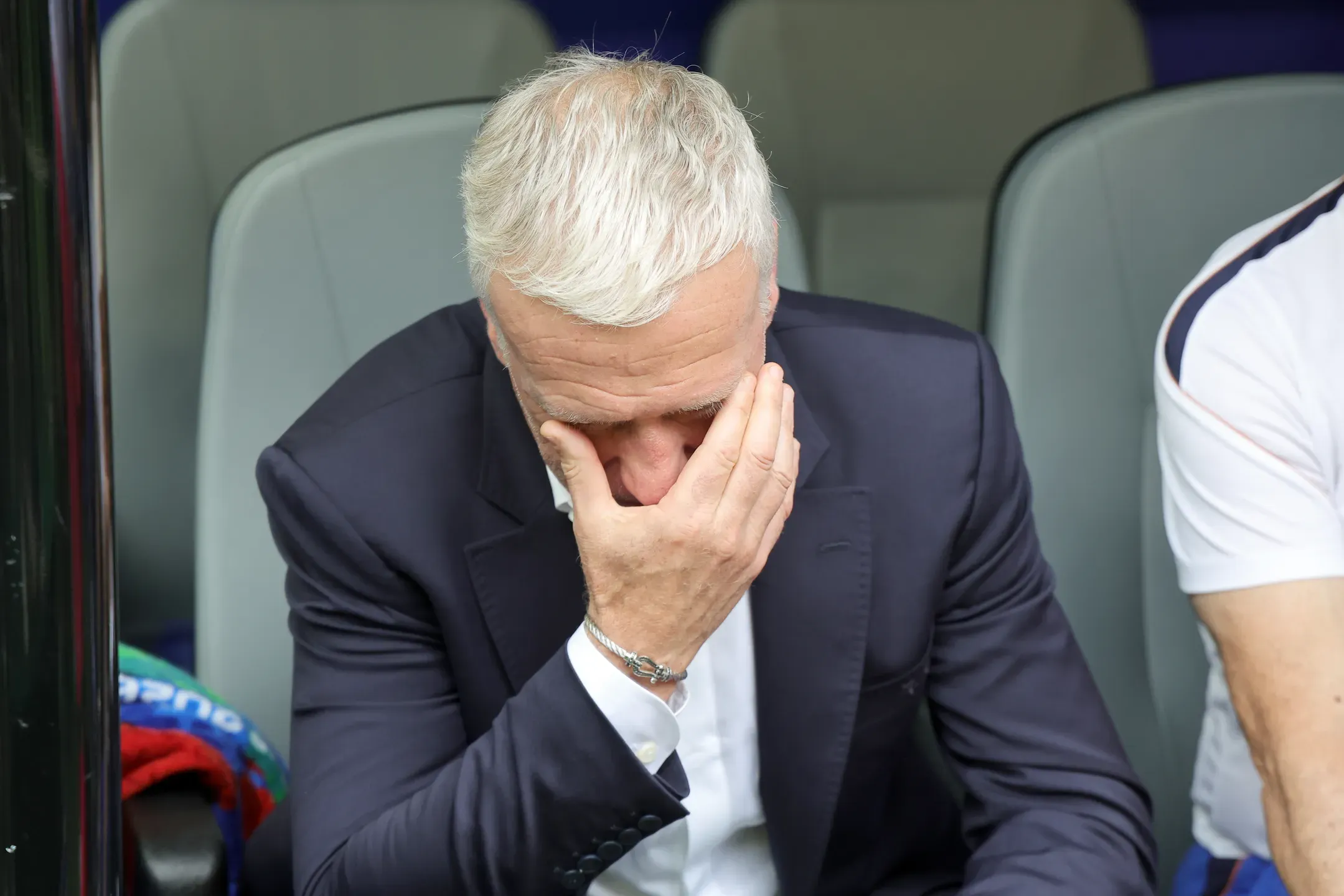 Deschamps emociona-se na despedida do comando técnico da França
