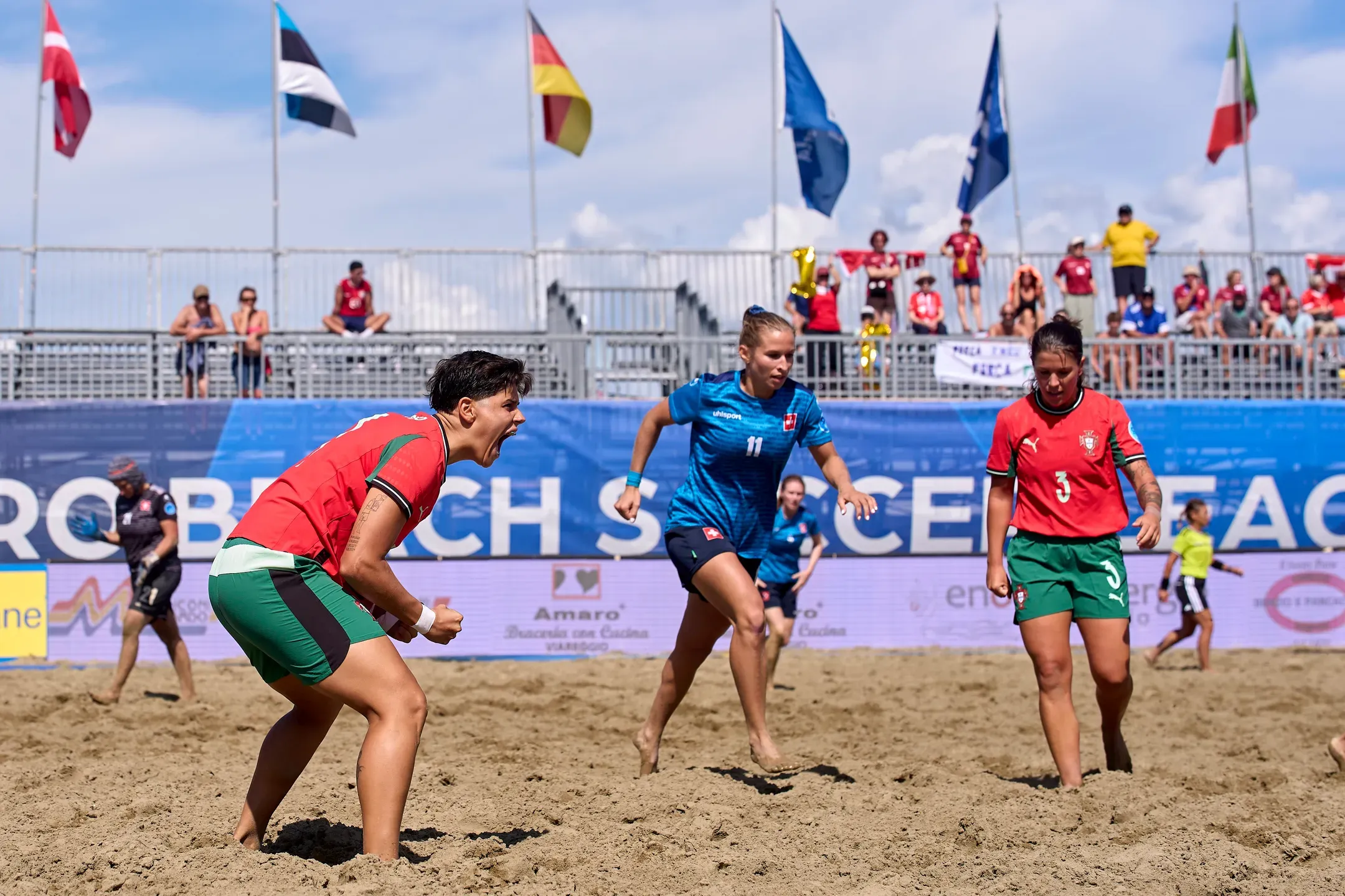 Seleção feminina de futebol de praia nas meias-finais do Europeu