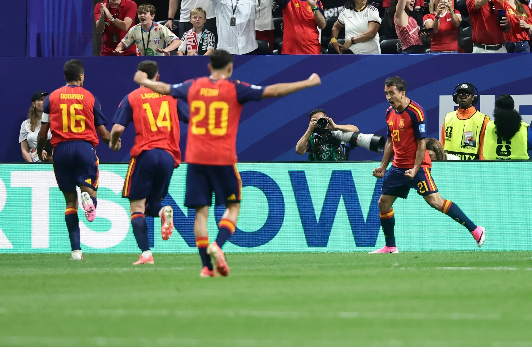 Espanha goleia Árabia Saudita e soma a primeira vitória no Mundial