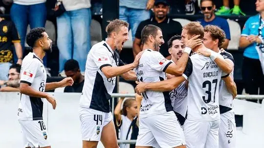 Farense vence Feirense e sobe ao pódio 