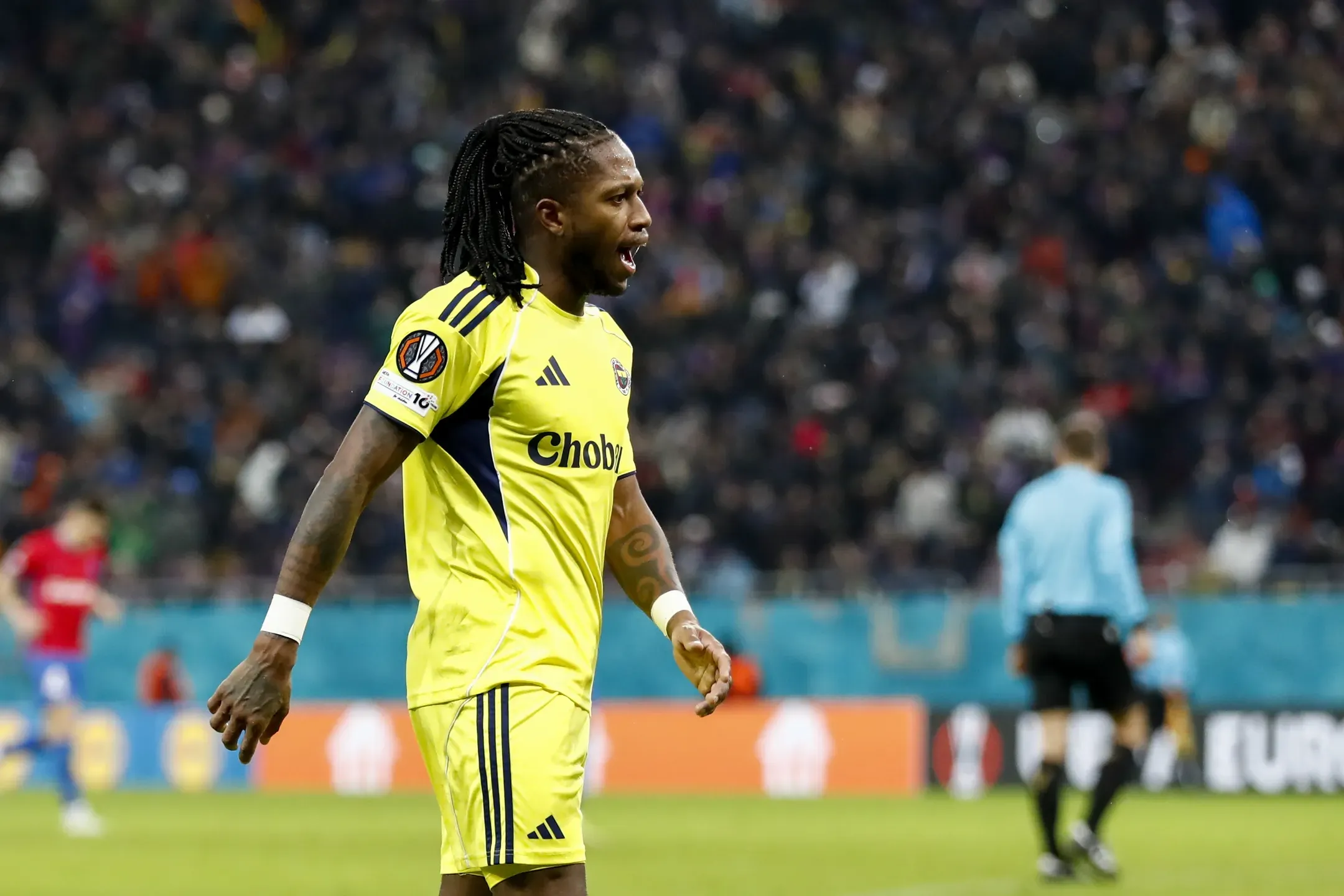 Ex-Manchester United ruma ao Brasil