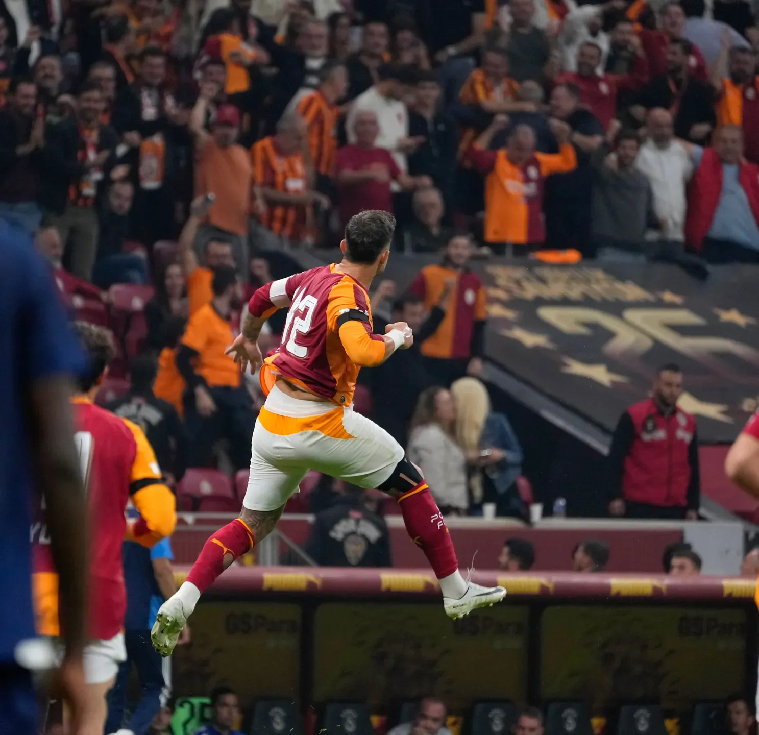 Golos tardios dão vitória sofrida ao Galatasaray