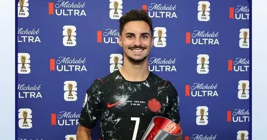 Eustáquio chora e dedica prémio à família