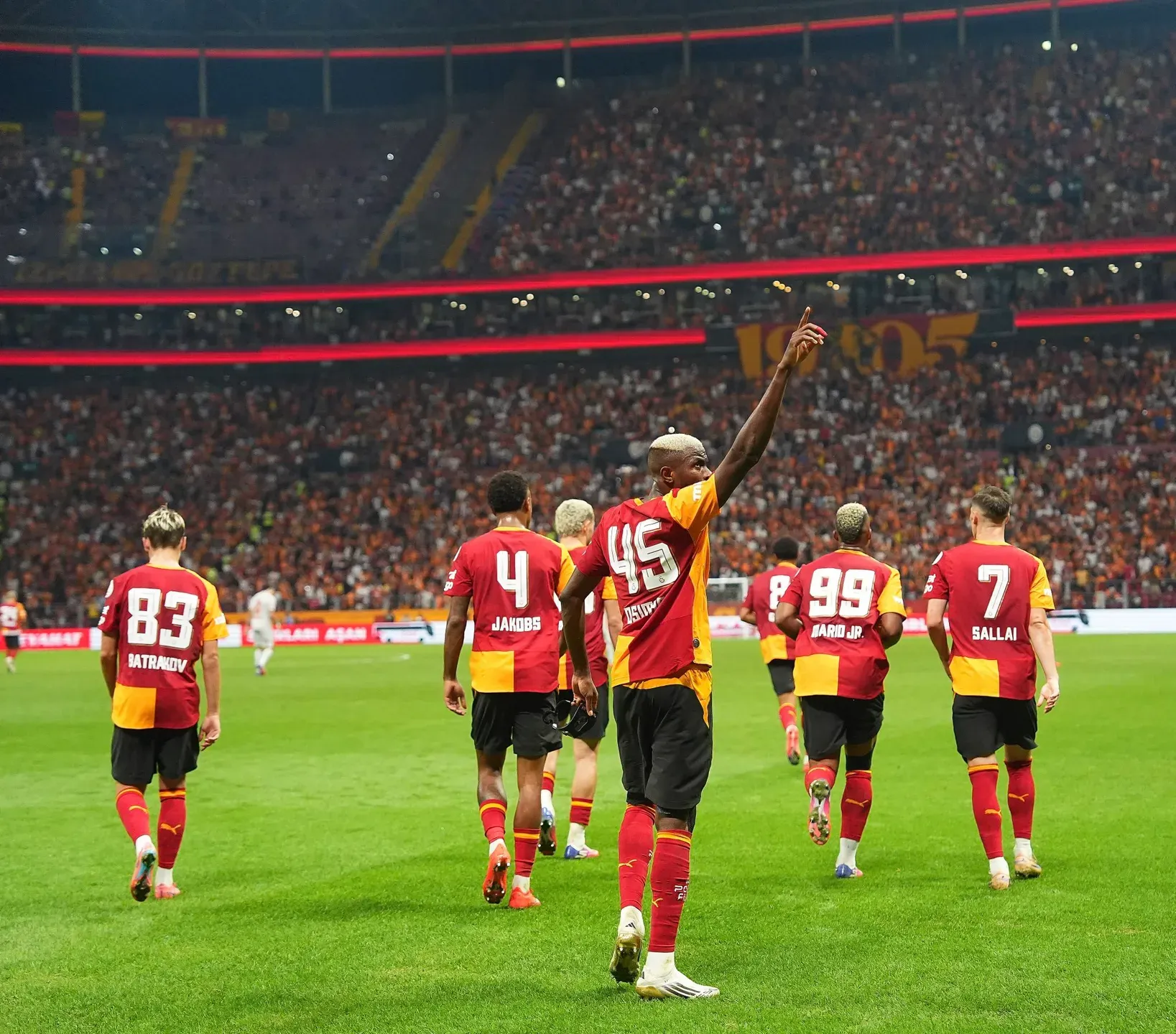 Rafael Leão na bancada a assistir à vitória do Galatasaray. 