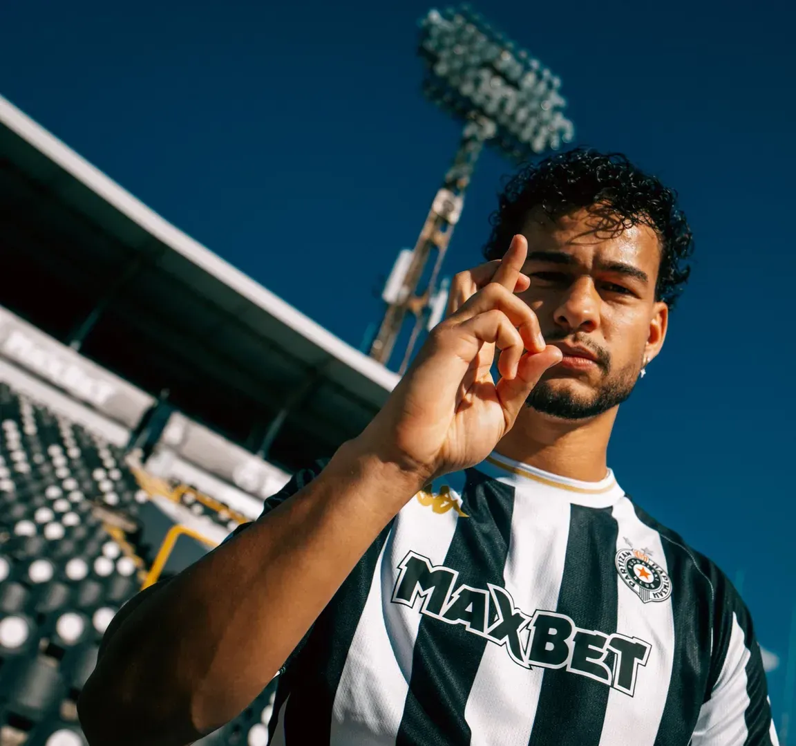 Oficial: Defesa do Santa Clara cedido ao Partizan