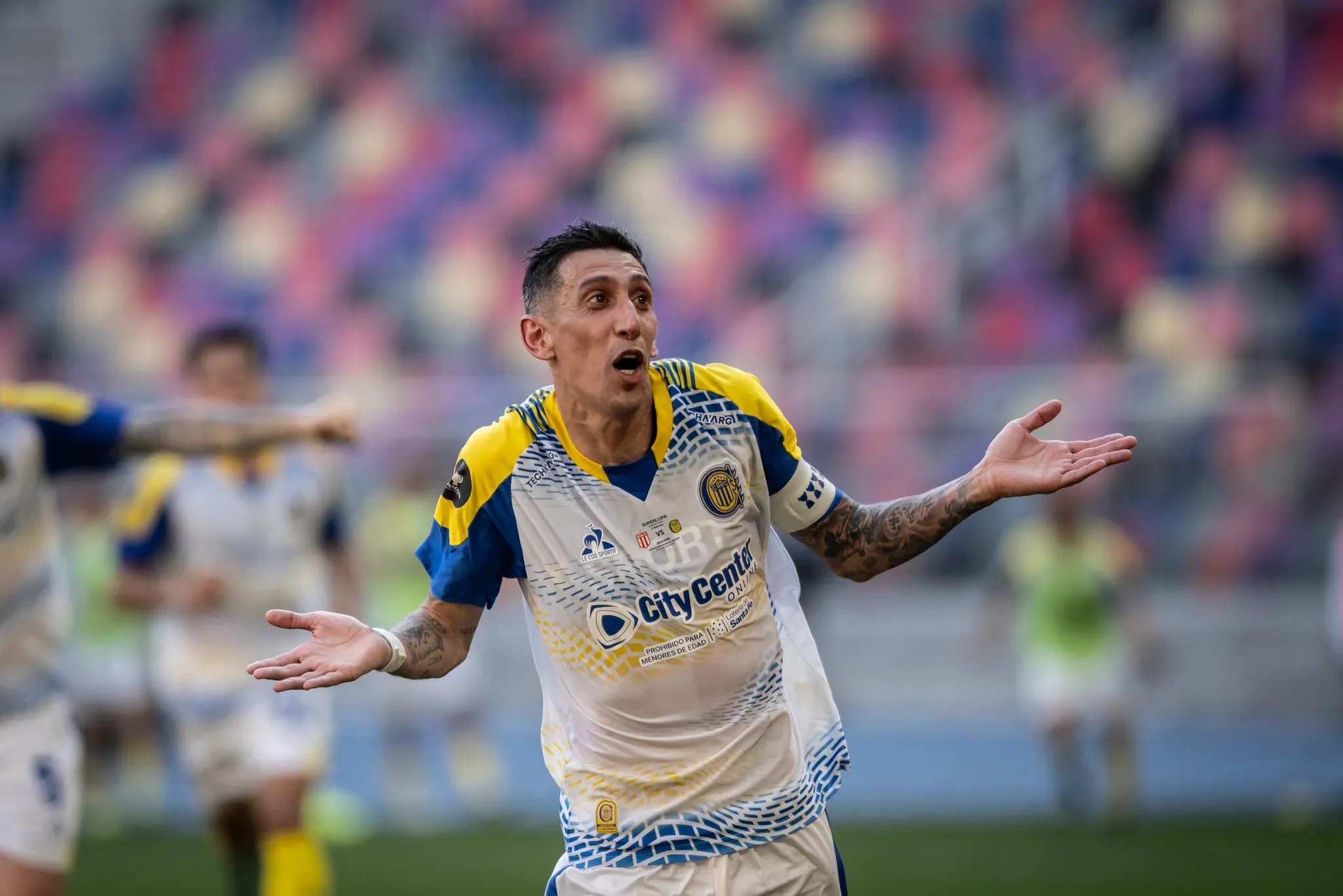Di María bisou na conquista da Supertaça Internacional