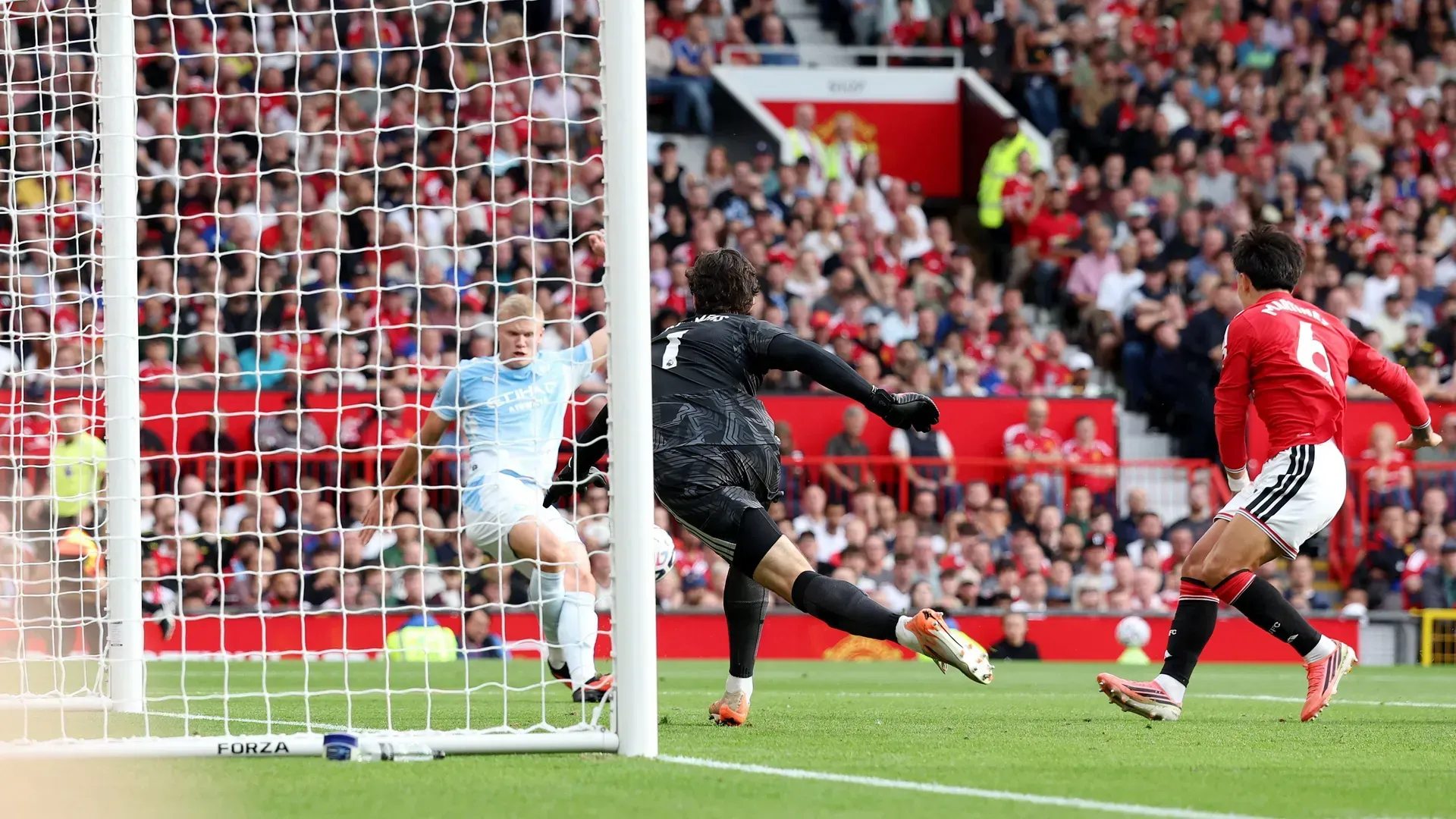 City vence dérbi de Manchester com polémica