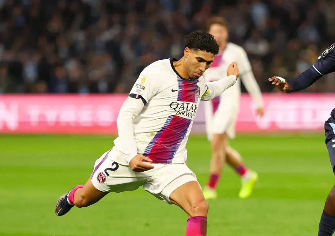 Hakimi em destaque no passeio do PSG