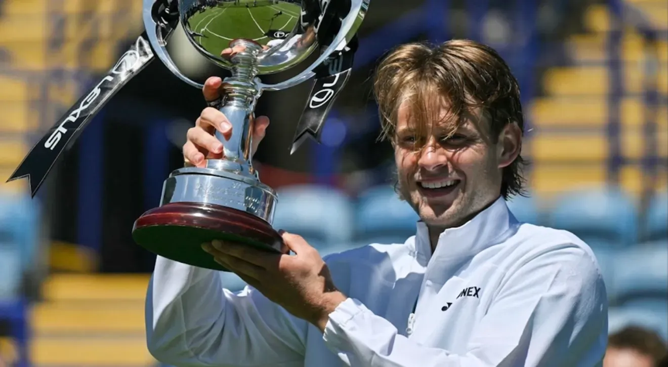 Zizou Bergs conquista Eastbourne  