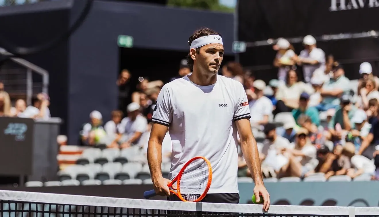 Taylor Fritz segue para a terceira ronda de Wimbledon