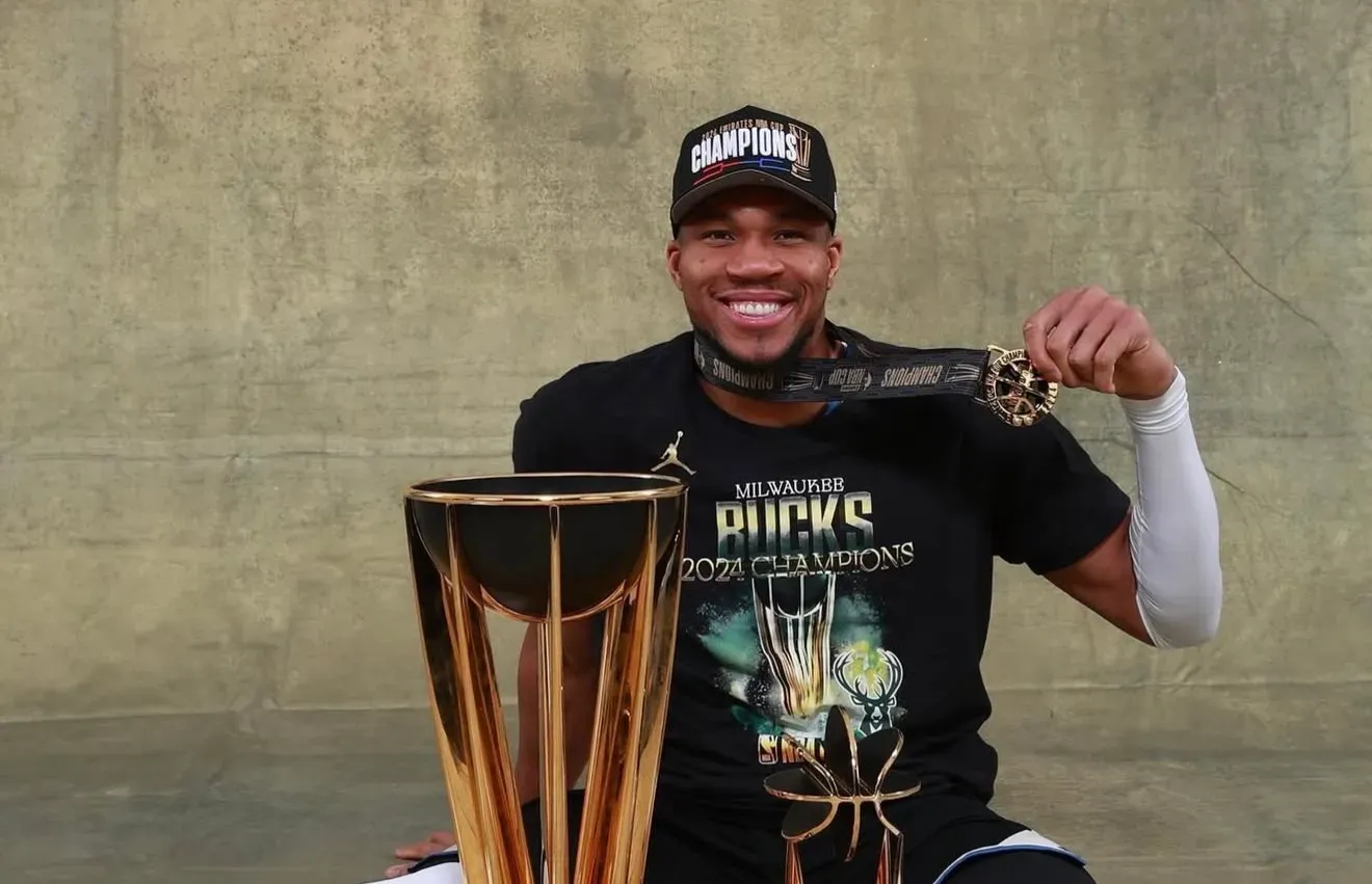 Giannis despede-se dos Bucks após oficialização para os Heat