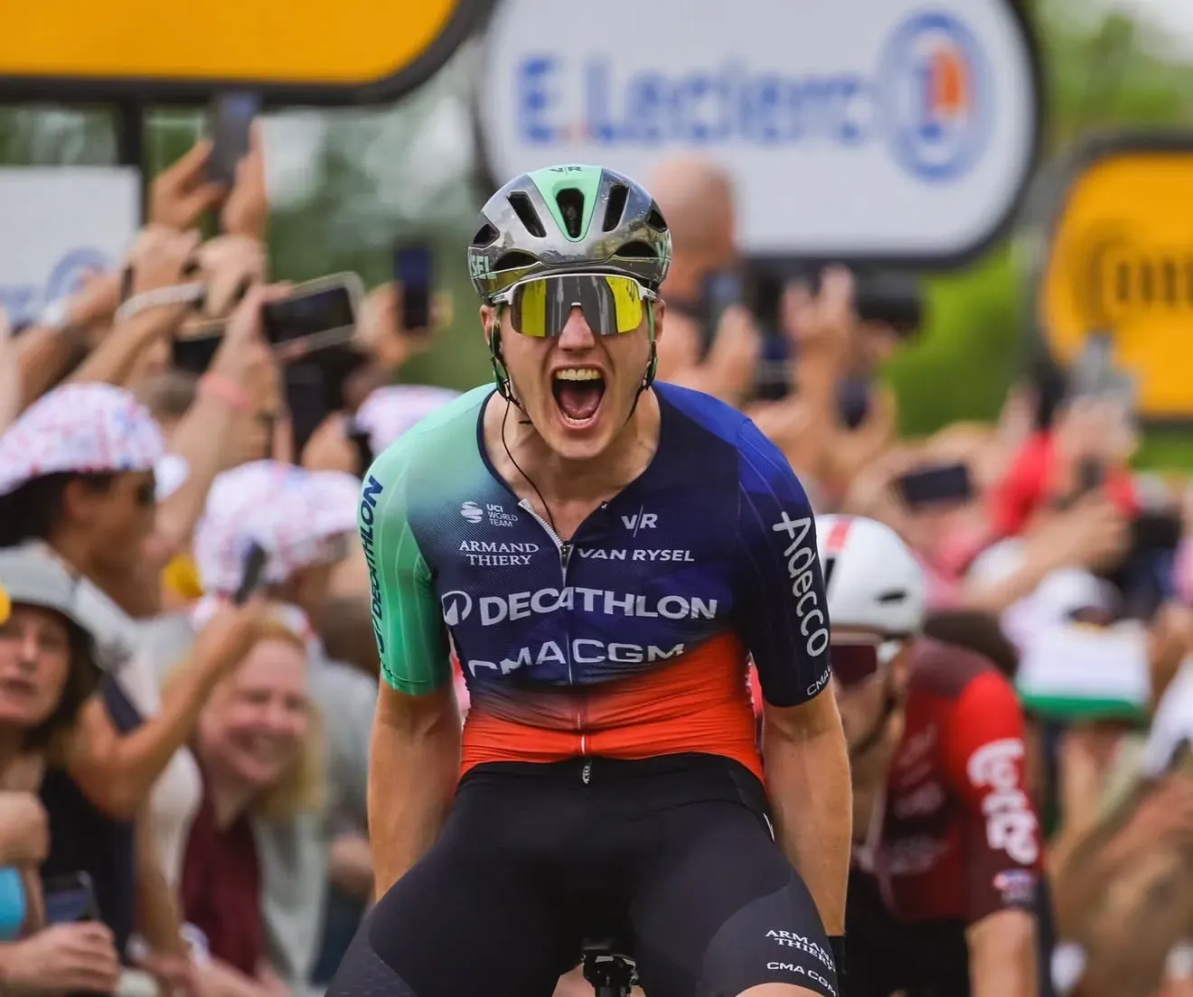 Olav Kooij estreia-se a vencer no Tour após sprint caótico em Pau