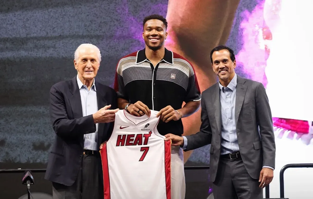  Giannis Antetokounmpo apresentado em Miami