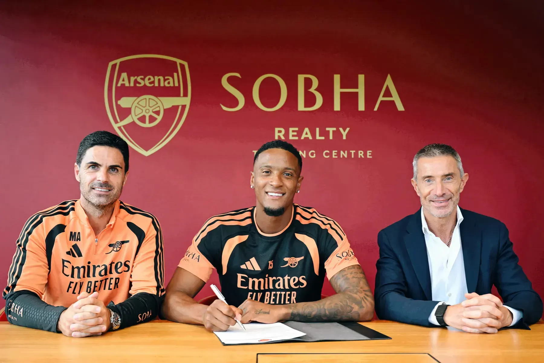 Oficial: Arsenal fecha defesa do Aston Villa