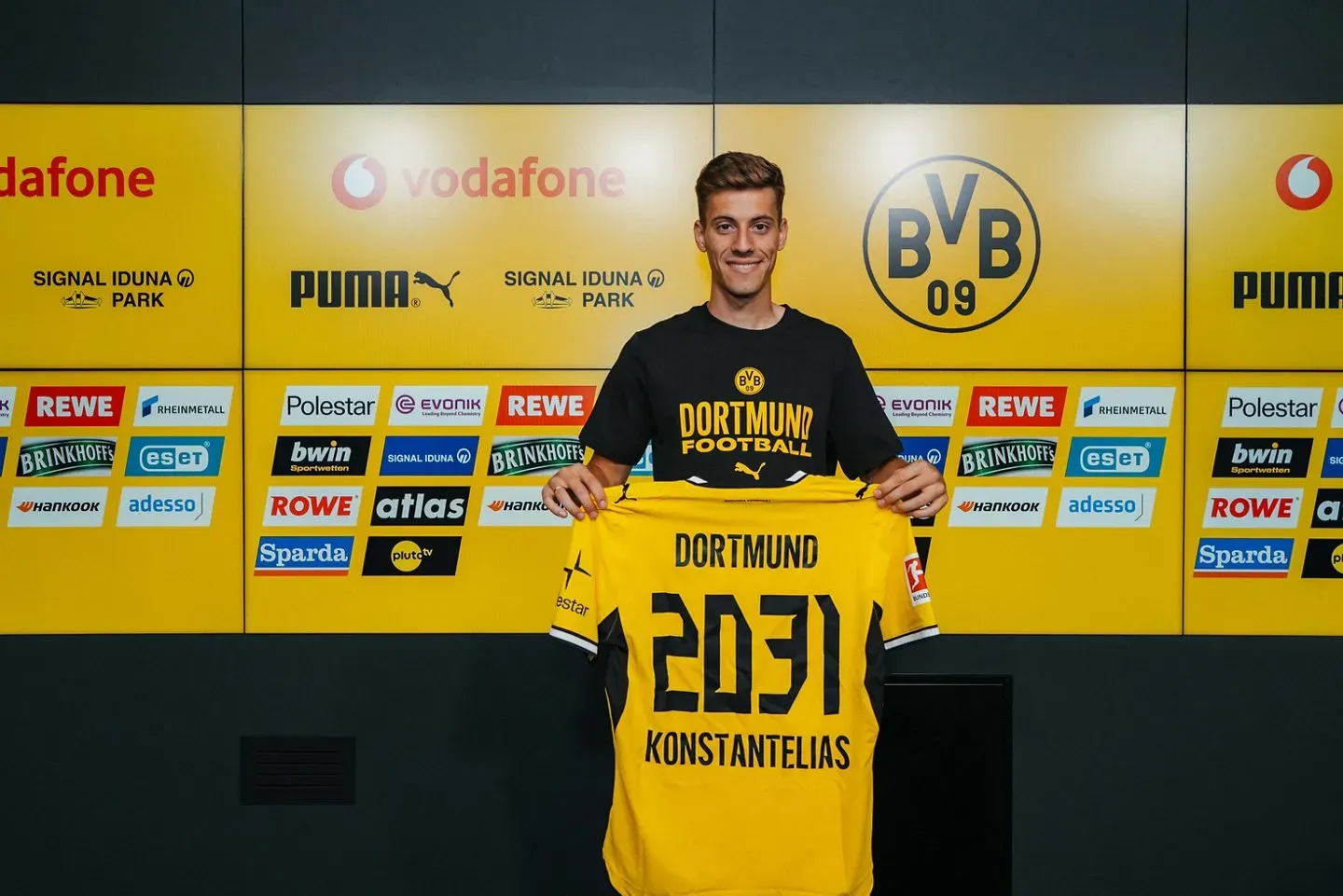 Oficial: Konstantelias assina pelo Dortmund