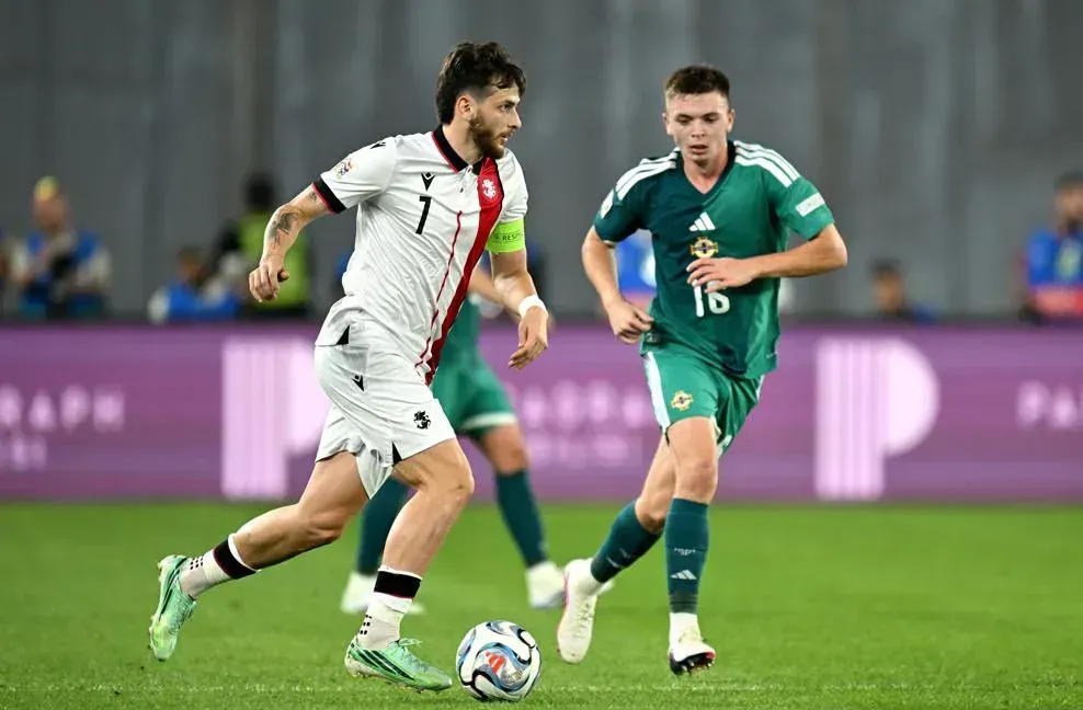 Kvaratskhelia falha penálti na derrota da Geórgia