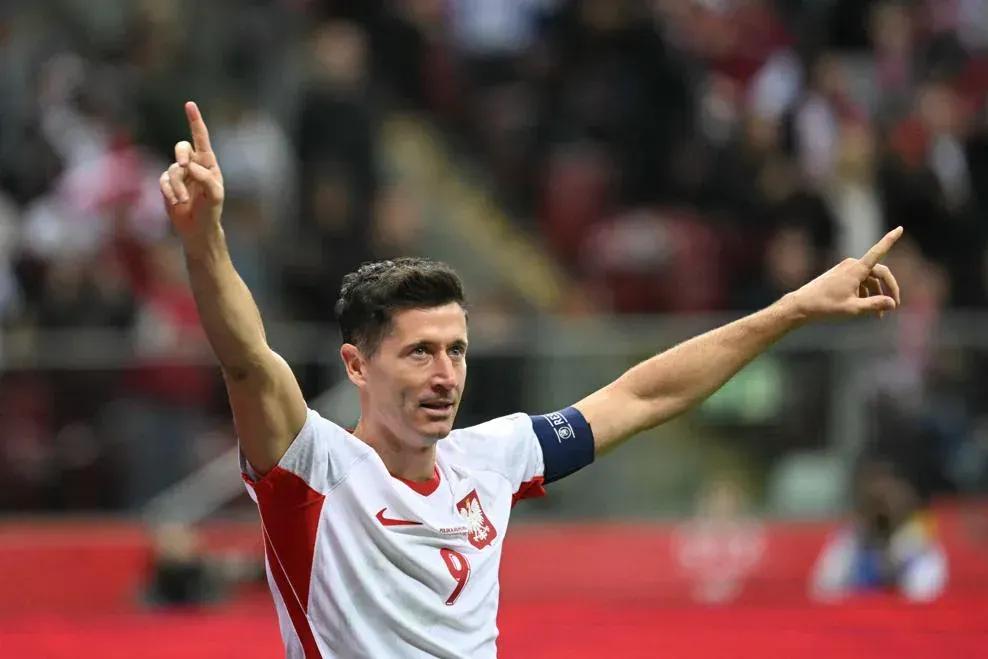 Polónia goleia Roménia com hat-trick de Lewandowski