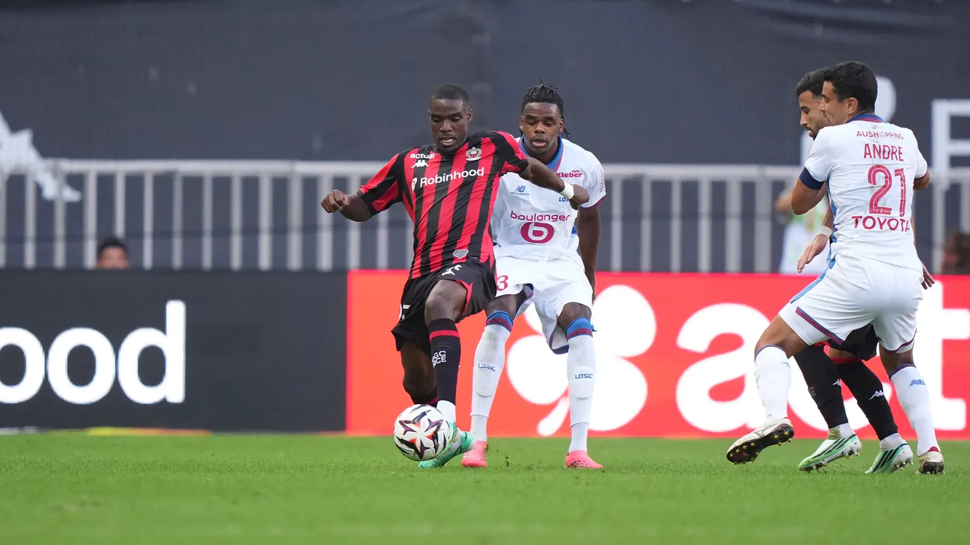 Lille escorrega e Nice soma a primeira vitória   