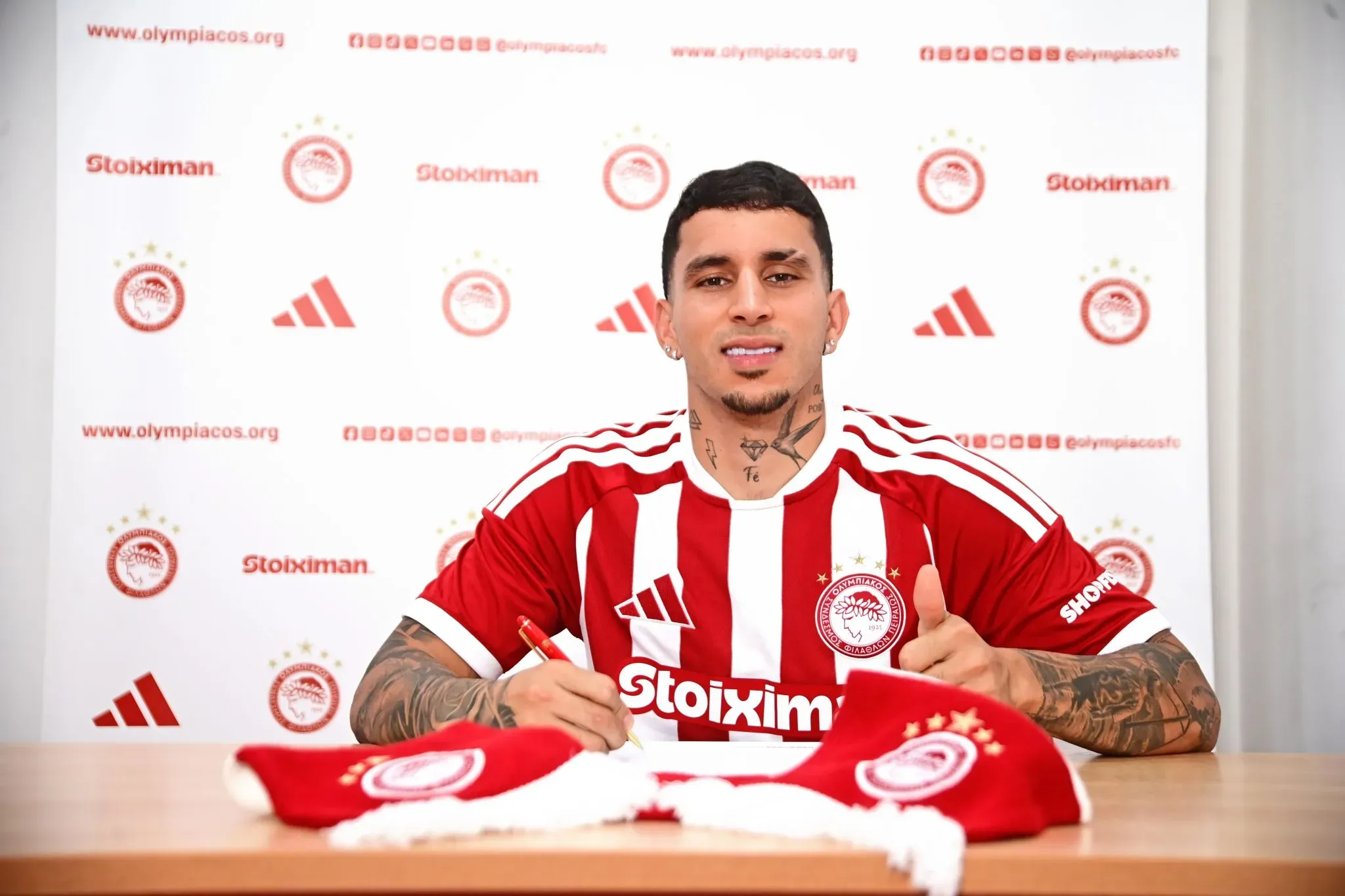 Oficial: Médio queria o Benfica, mas rumou à Grécia