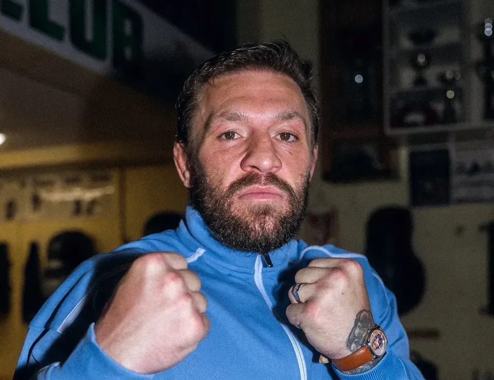 Conor McGregor interpreta Oasis no regresso aos ringues