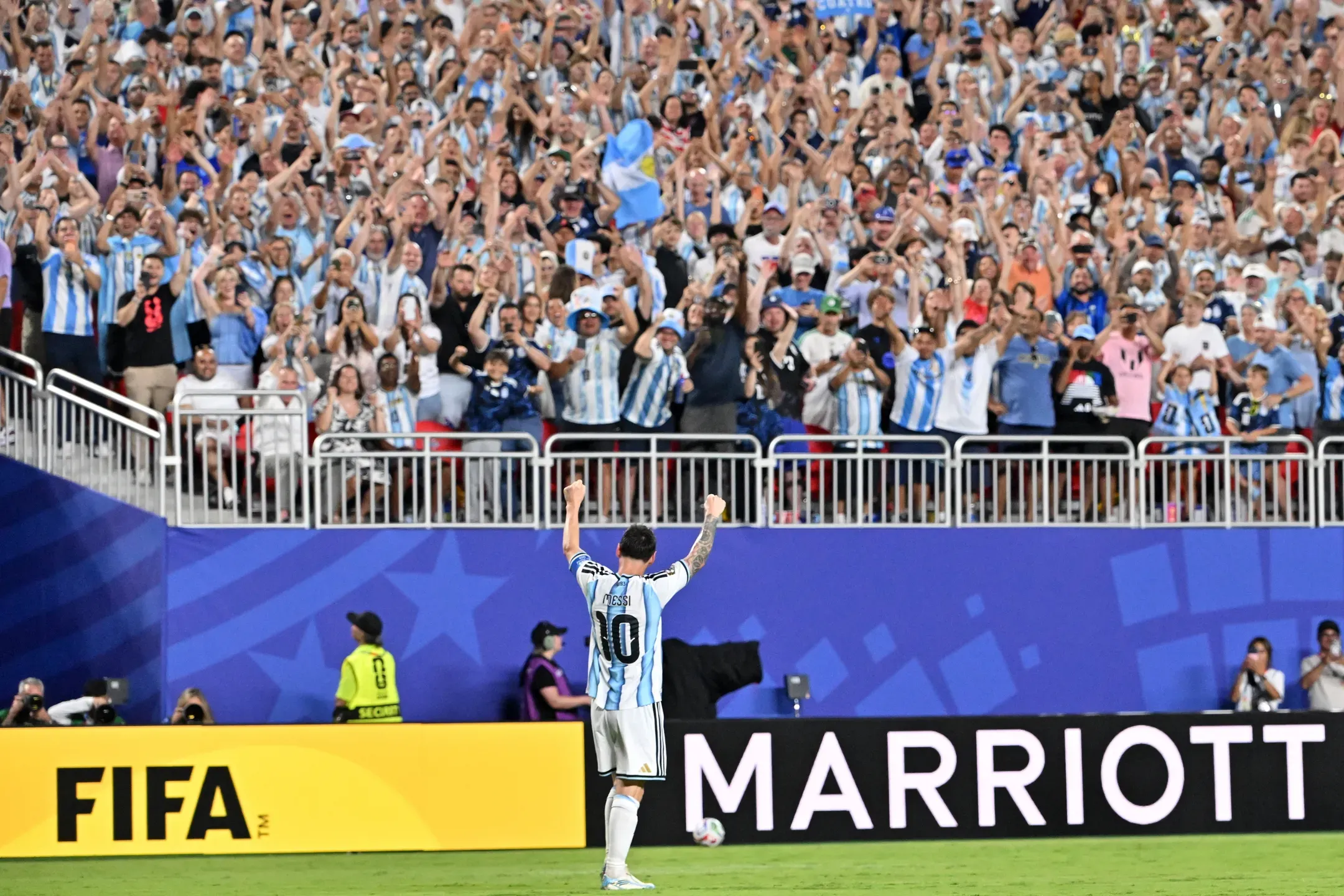 Klose dá os parabéns a Messi
