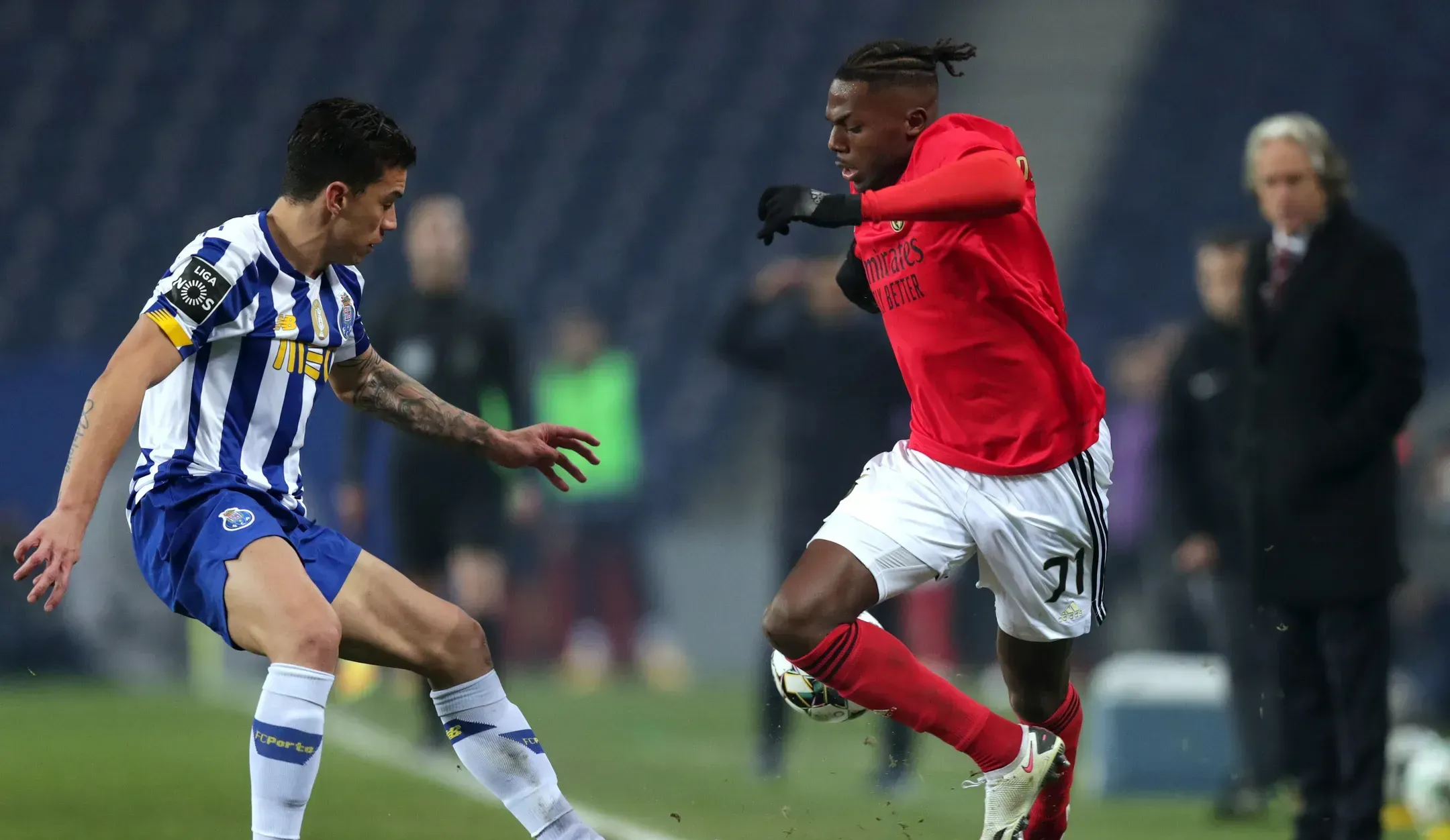 Lateral-esquerdo formado no Benfica apontado ao FC Porto