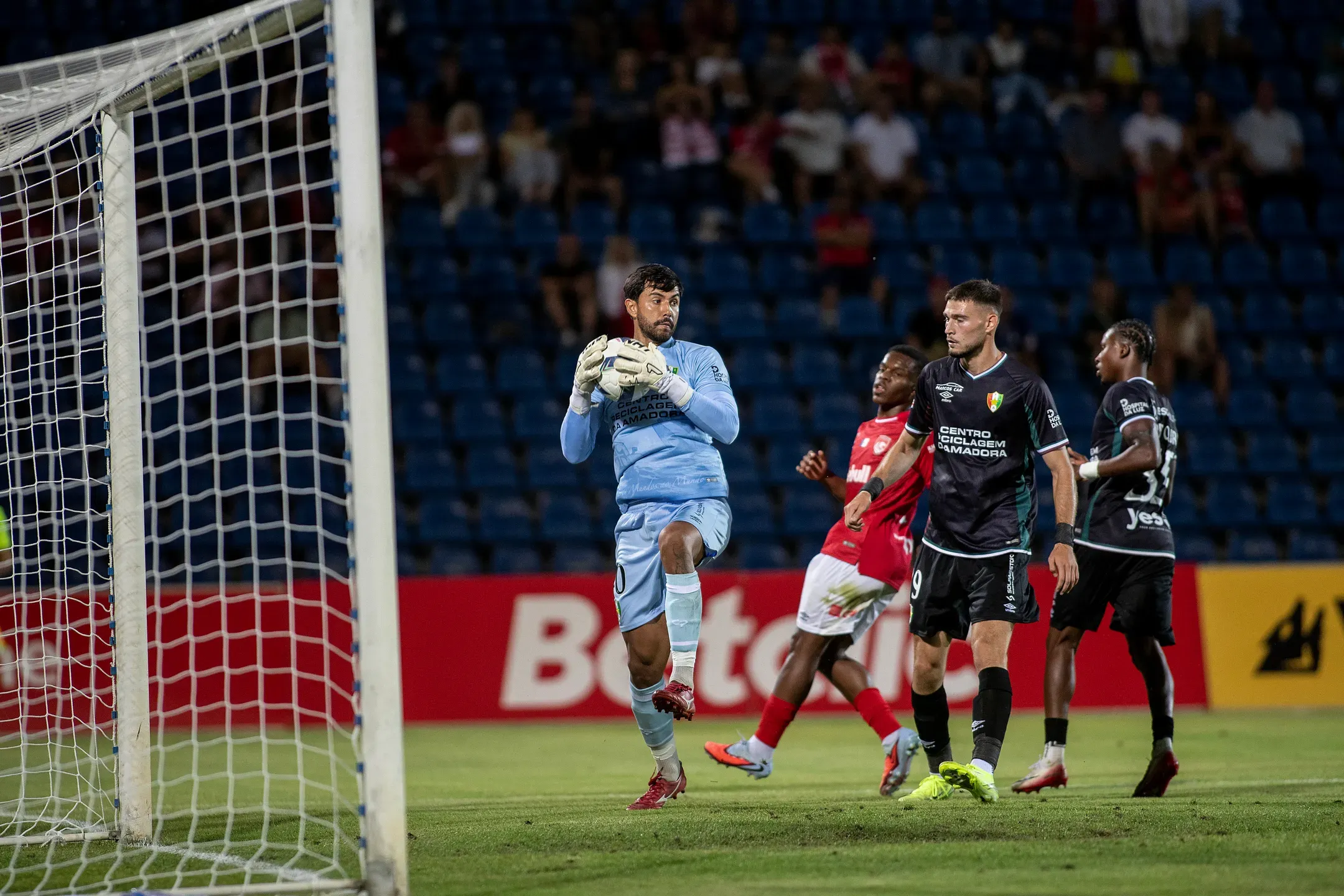 Estrela da Amadora confirma saída de Renan Ribeiro