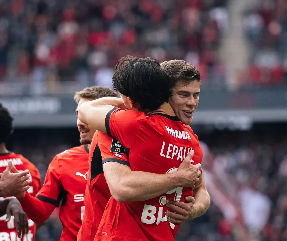 Rennes goleia Auxerre e sobe ao terceiro lugar