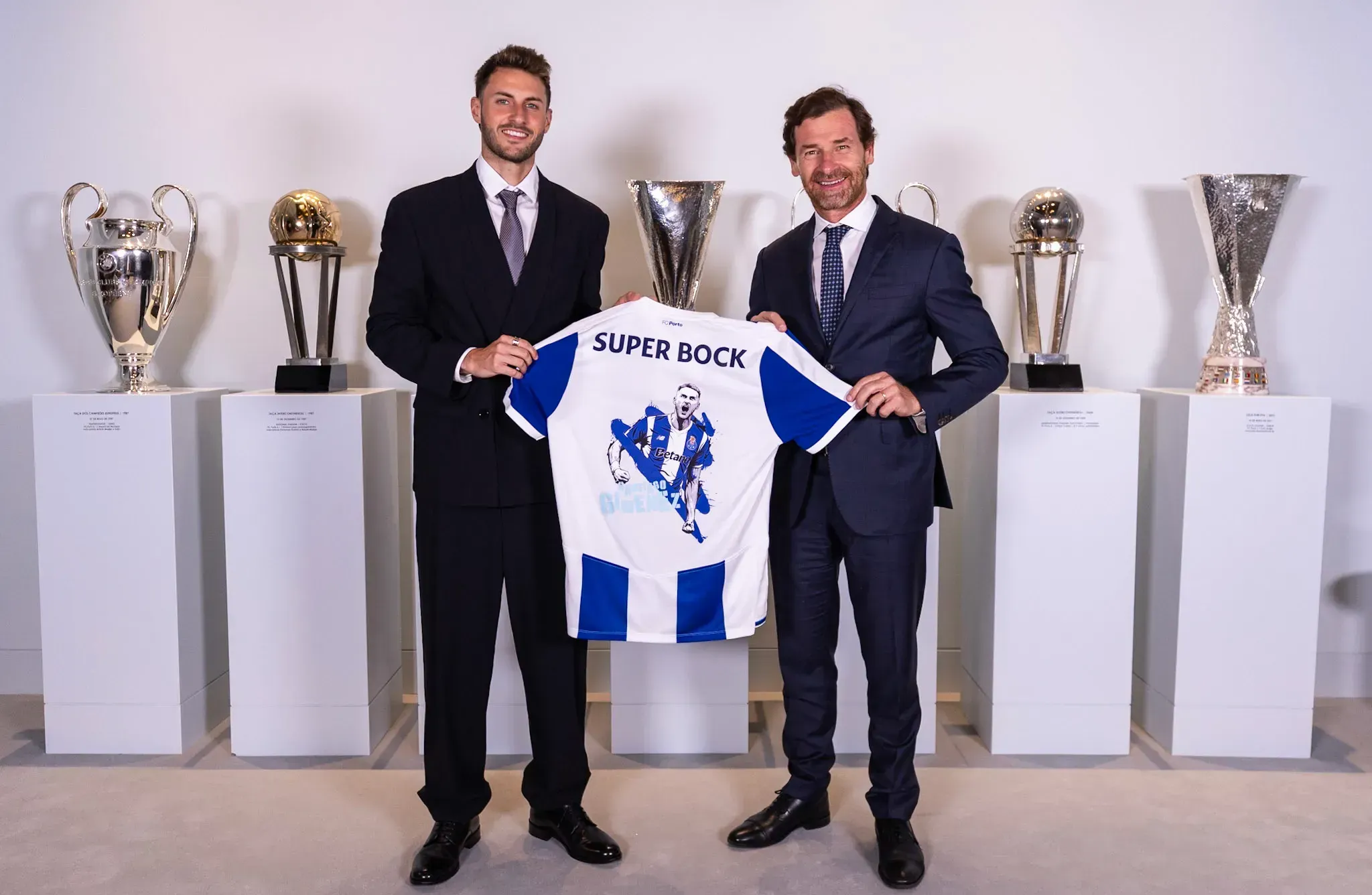 Oficial: Santigo Giménez é reforço do FC Porto