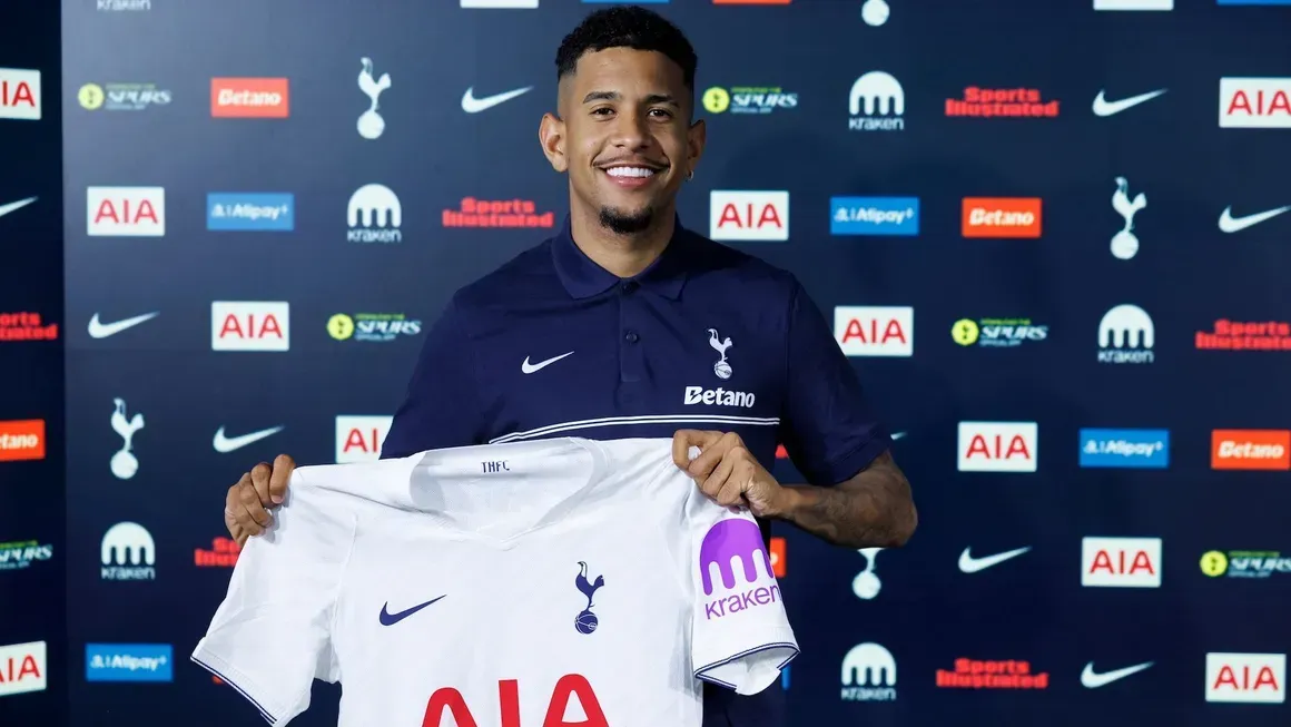 Oficial: Savinho assina pelo Tottenham