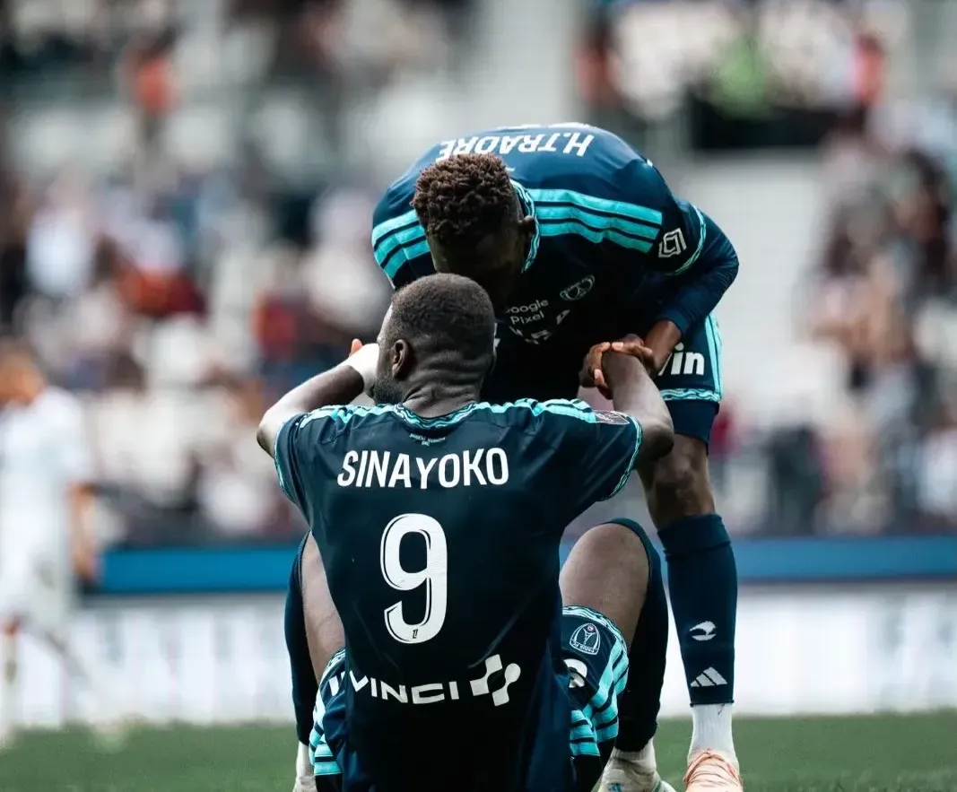 Hat-trick de Sinayoko dá vitória ao Paris FC