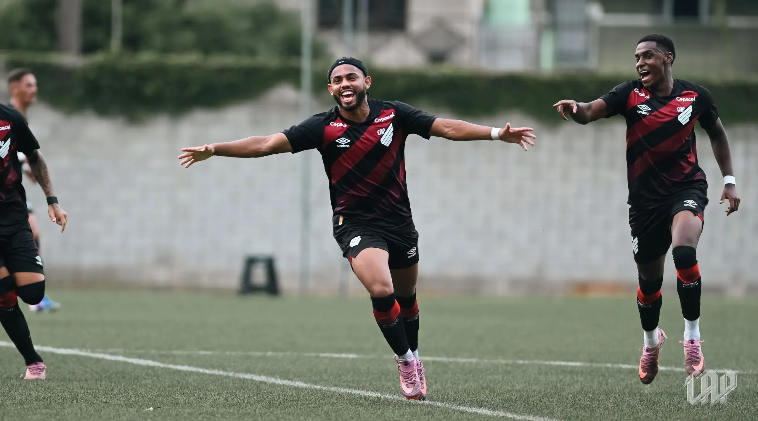 Santa Clara contrata avançado ao Athletico Paranaense