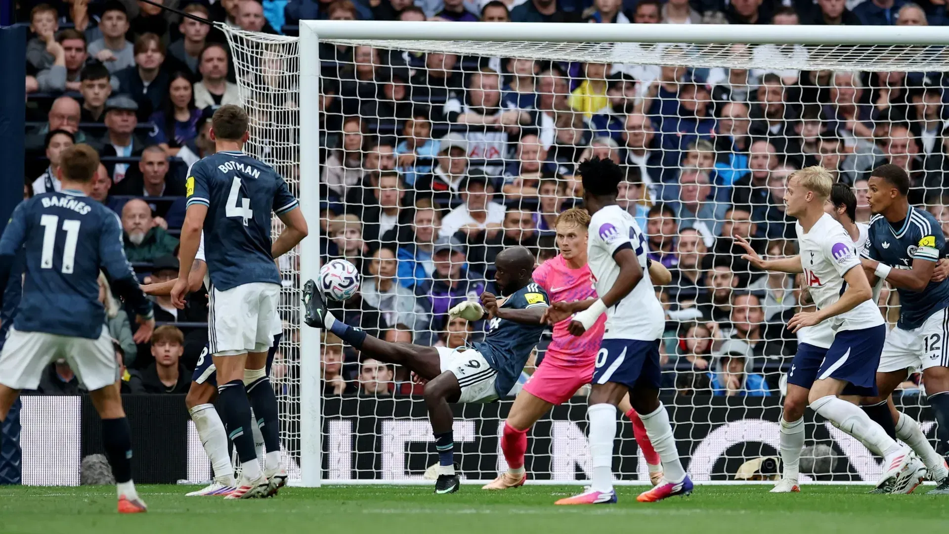 Dedic assiste na vitória diante do Tottenham