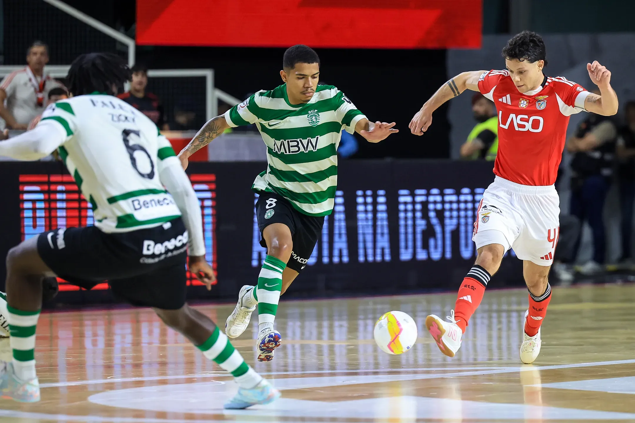 Sporting vence Benfica e atira decisão do título para a Luz