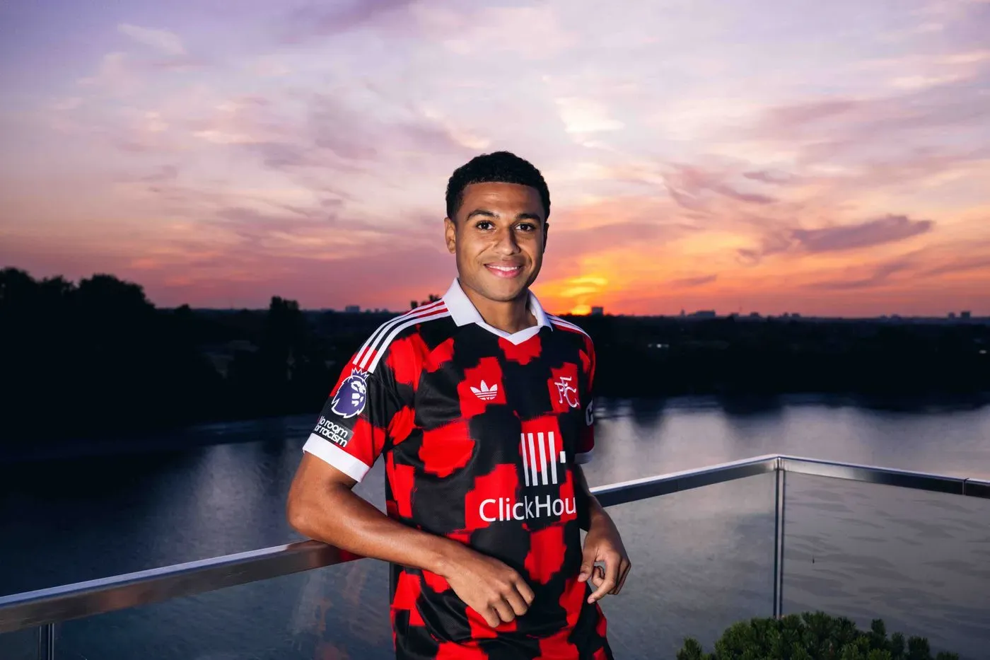 Oficial: Shea Charles é reforço do Fulham 