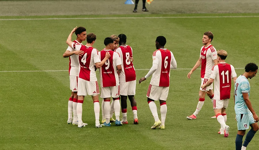 Ajax mais perto da Liga Conferência