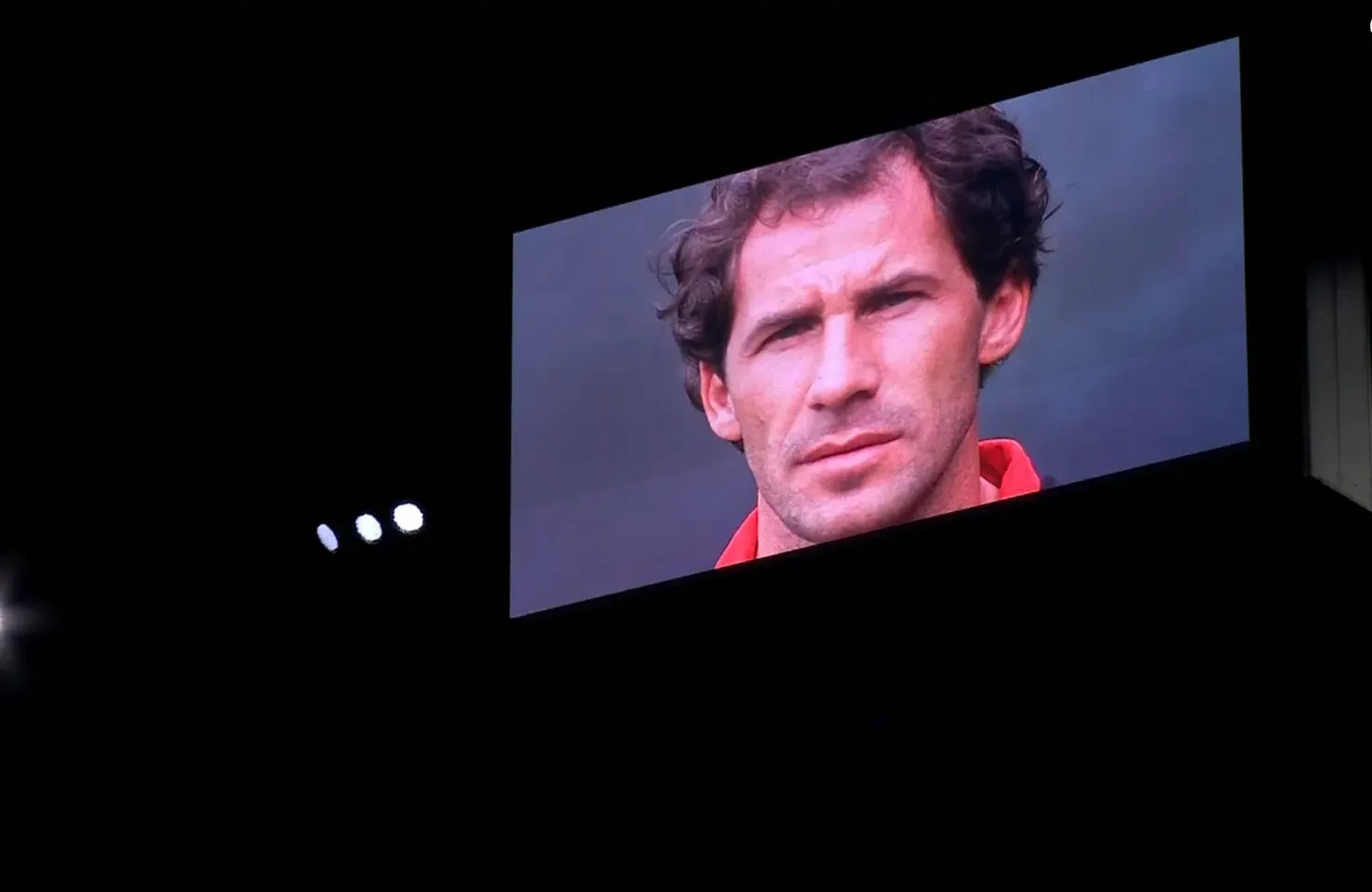 ▶️ Impressionante homenagem a Baresi em San Siro