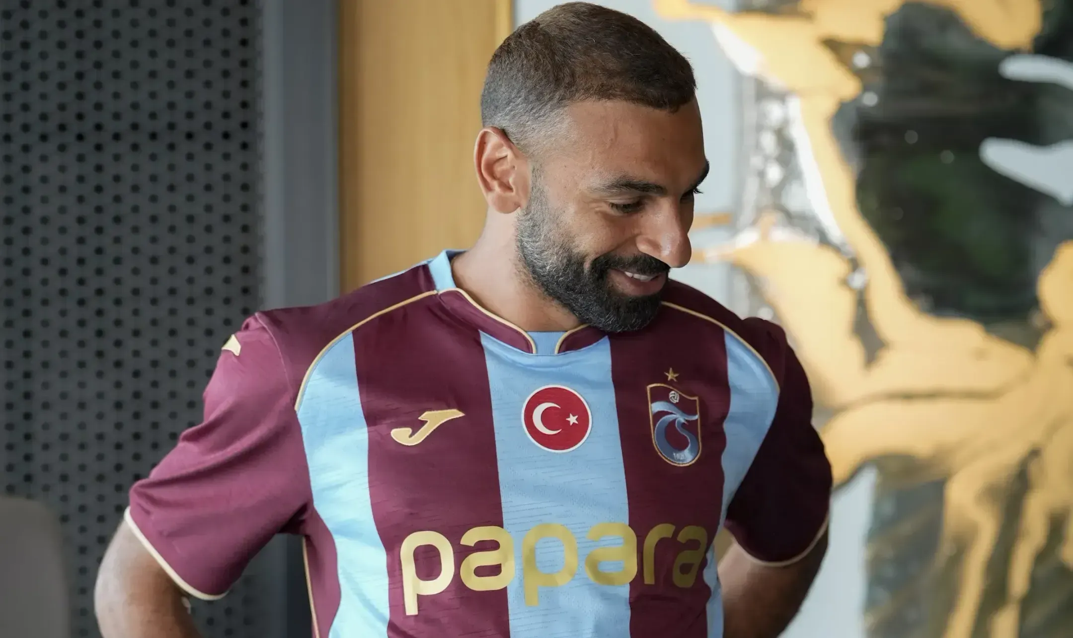 Salah apresentado no Trabzonspor