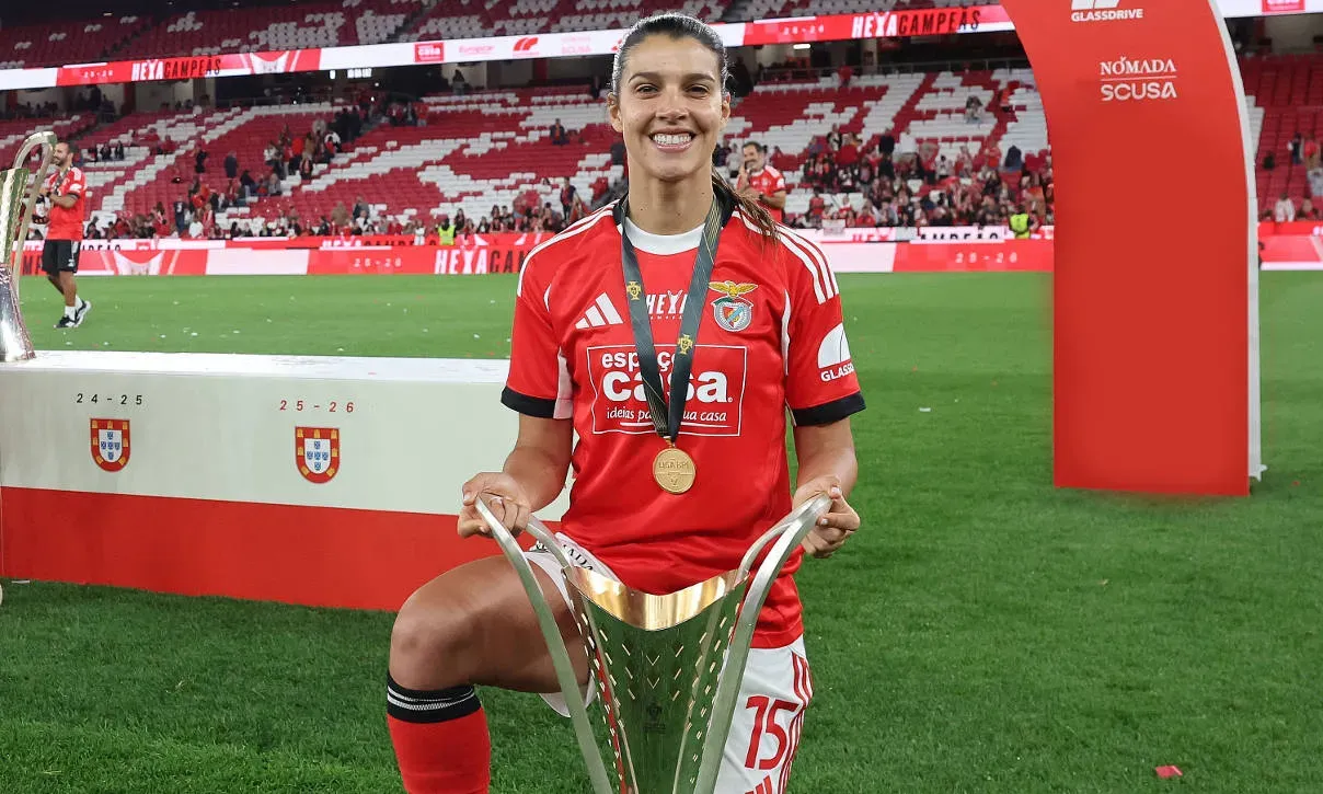 Benfica oficializa saída de Carole Costa