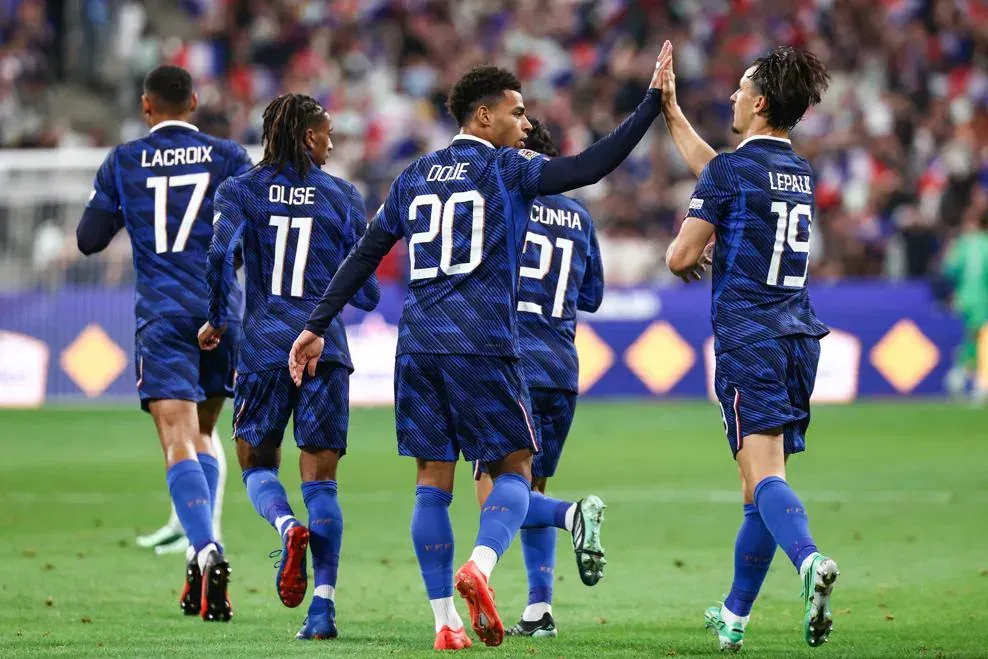 Lukébakio marca mas França responde com goleada