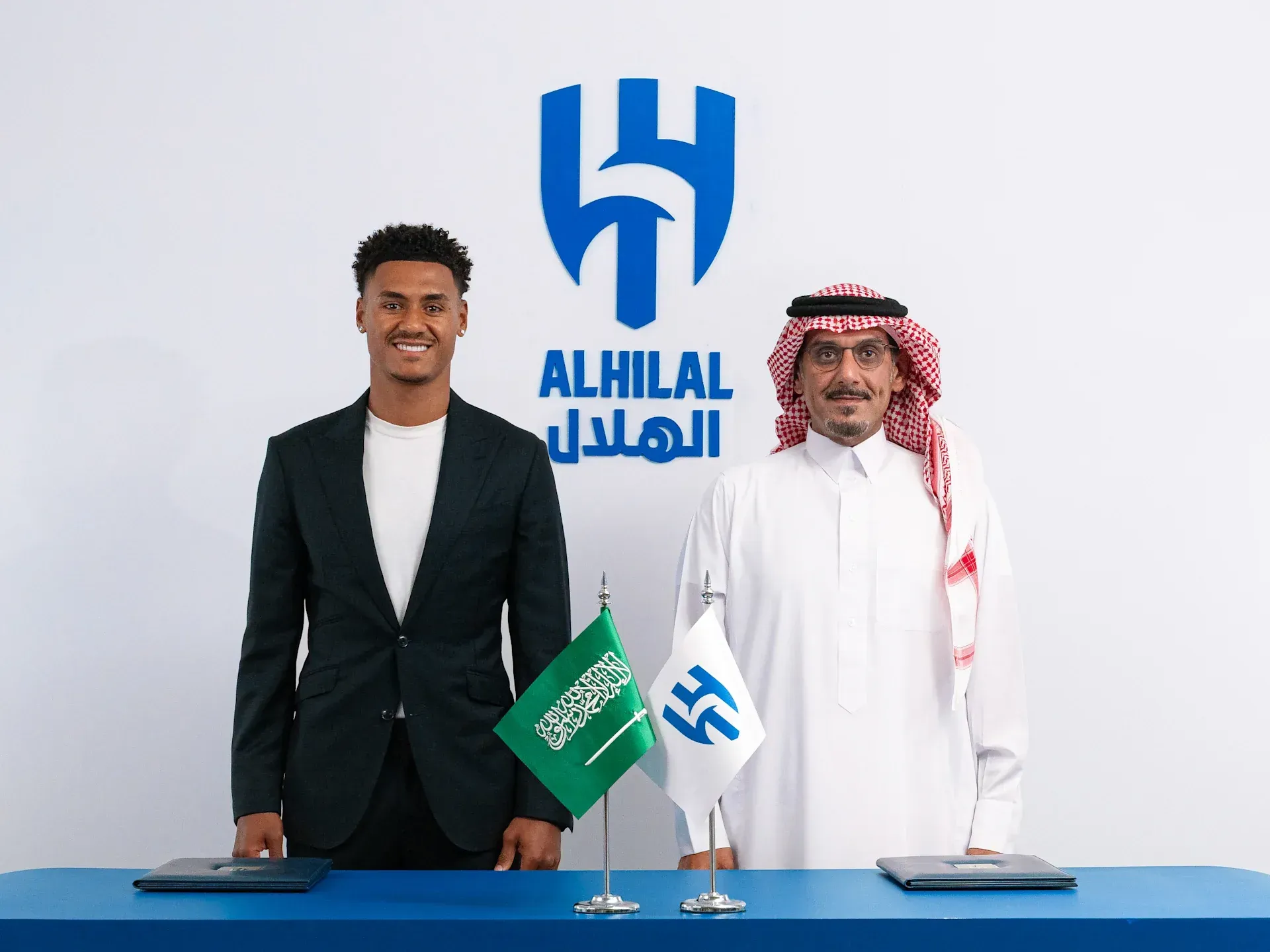 Oficial: Avançado inglês reforça o Al Hilal