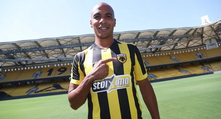 Oficial: Internacional português reforça o AEK